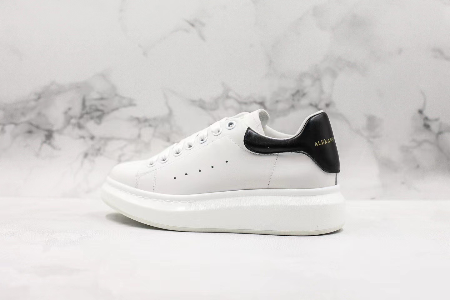 High-end mcqueen white sneakers, 2026 autumn new collection, casual versatile athletic shoes for men, thick-soled height increasing shoes for women