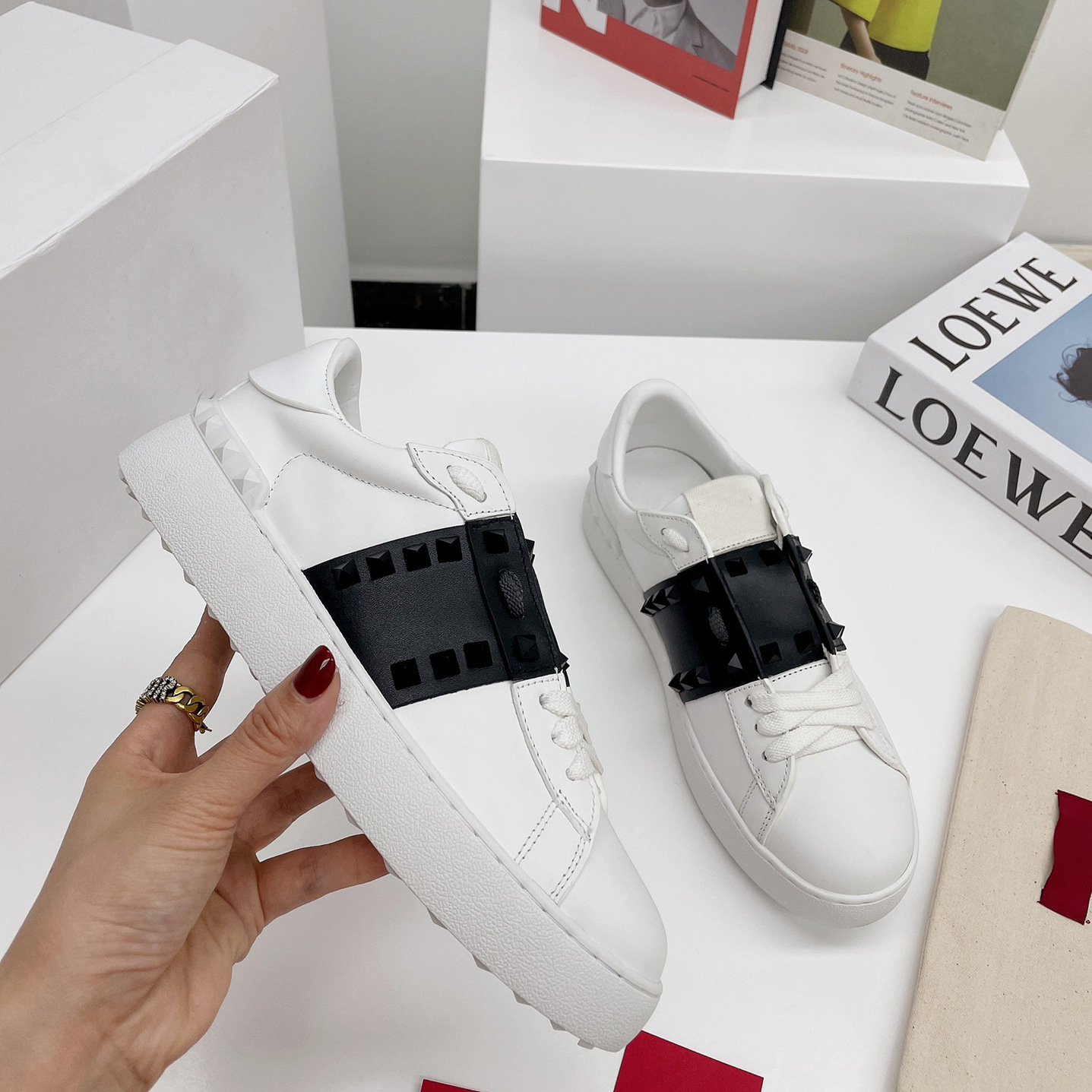 V-brand rivet detail white sneakers – 2026 spring new arrival – fashionable classic round toe lace-up couple’s casual athletic shoes