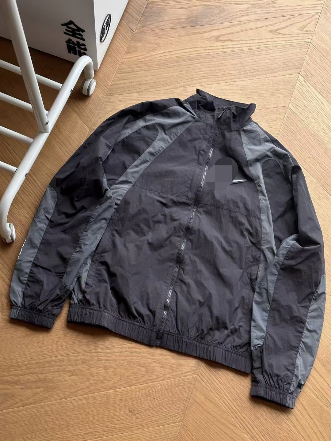 Brand new, authentic noc collaboration hooded windbreaker jacket for men. features a contrasting color block design, stand-up collar, and is suitable as a unisex couple’s jacket. made with cotton
