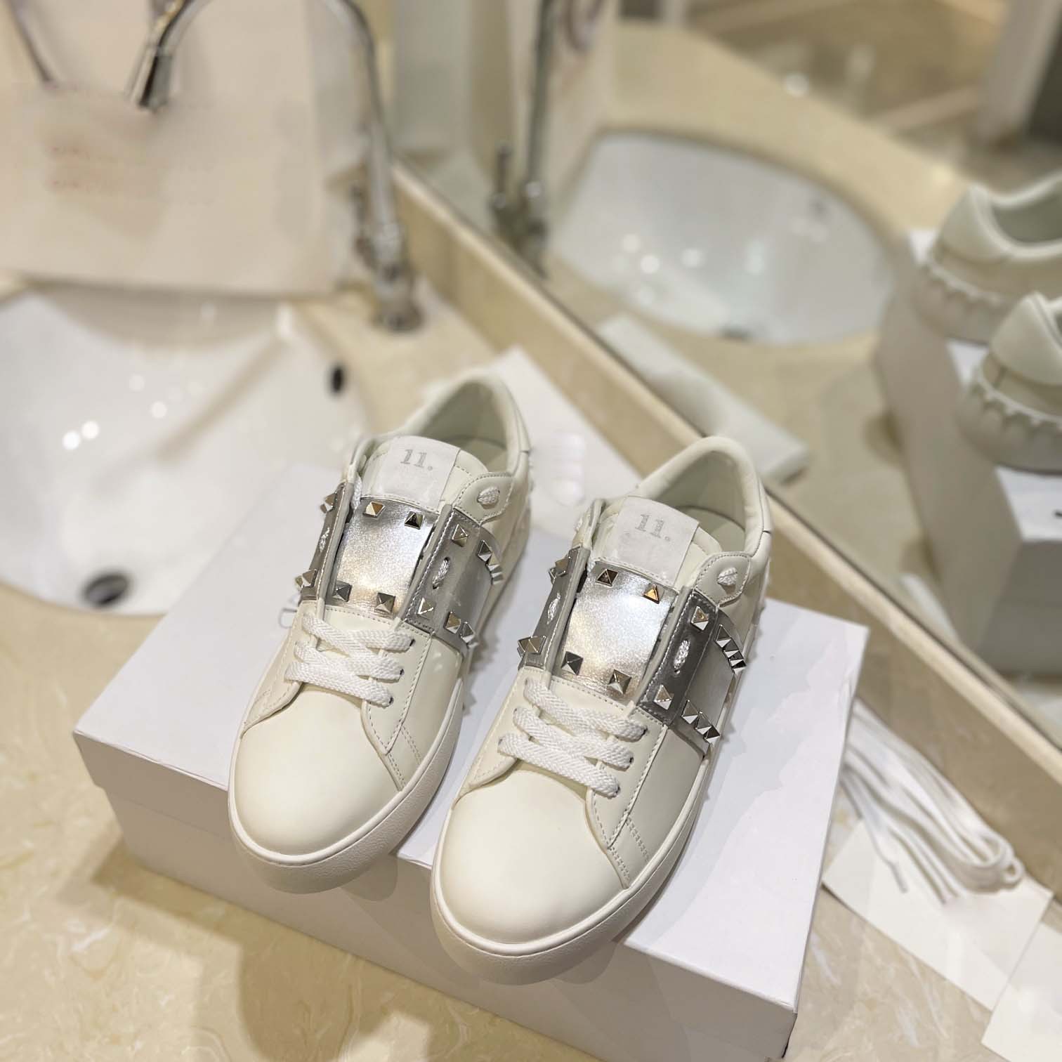 24 new four-season wear men’s and women’s couple rivet white shoescasual sports accessible luxury color matching sneakers de xun heightening plaid