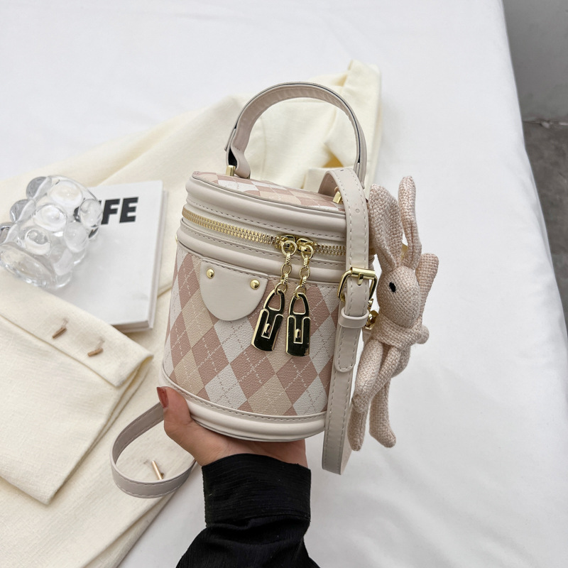 High-end niche bag for women, 2025 new rhombus pattern versatile tote, fashionable influencer-style shoulder and crossbody bag