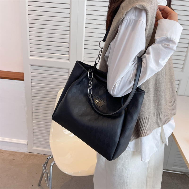 Large capacity women’s bag 2026 summer new style niche commuter bag versatile shoulder bag tote bag wholesale