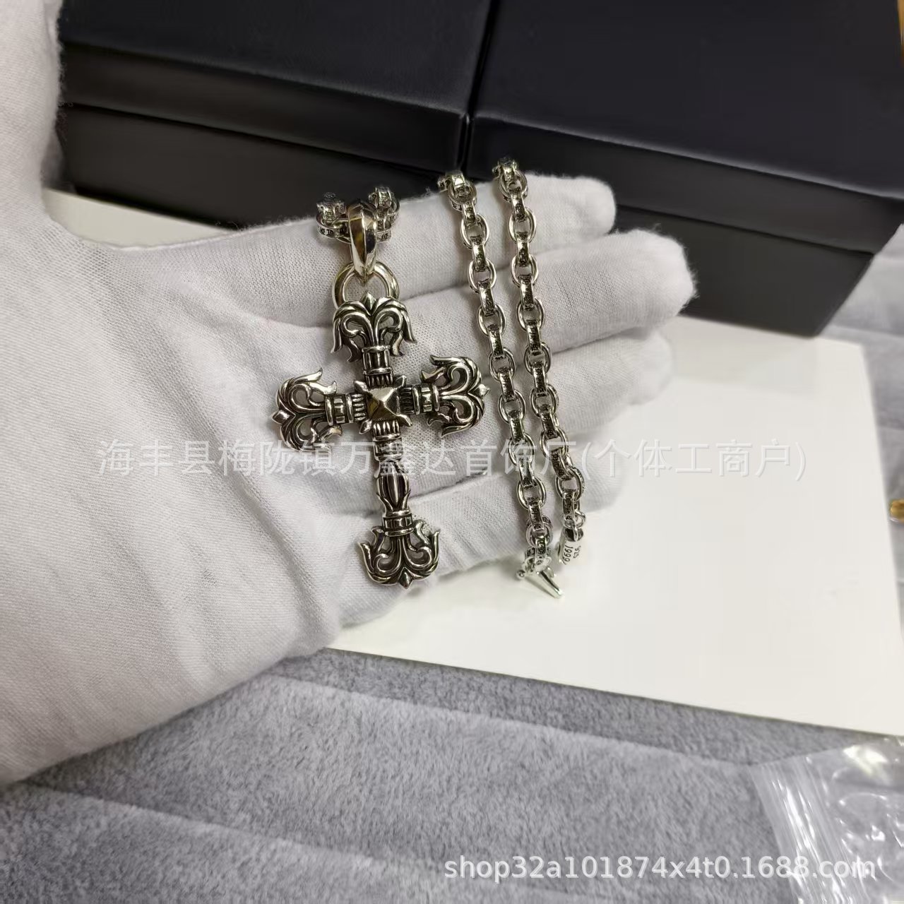Ch luo xin retrocut out tag cross pendant necklace trendystylish men’s and women’s same style easiest for matchsweater chain
