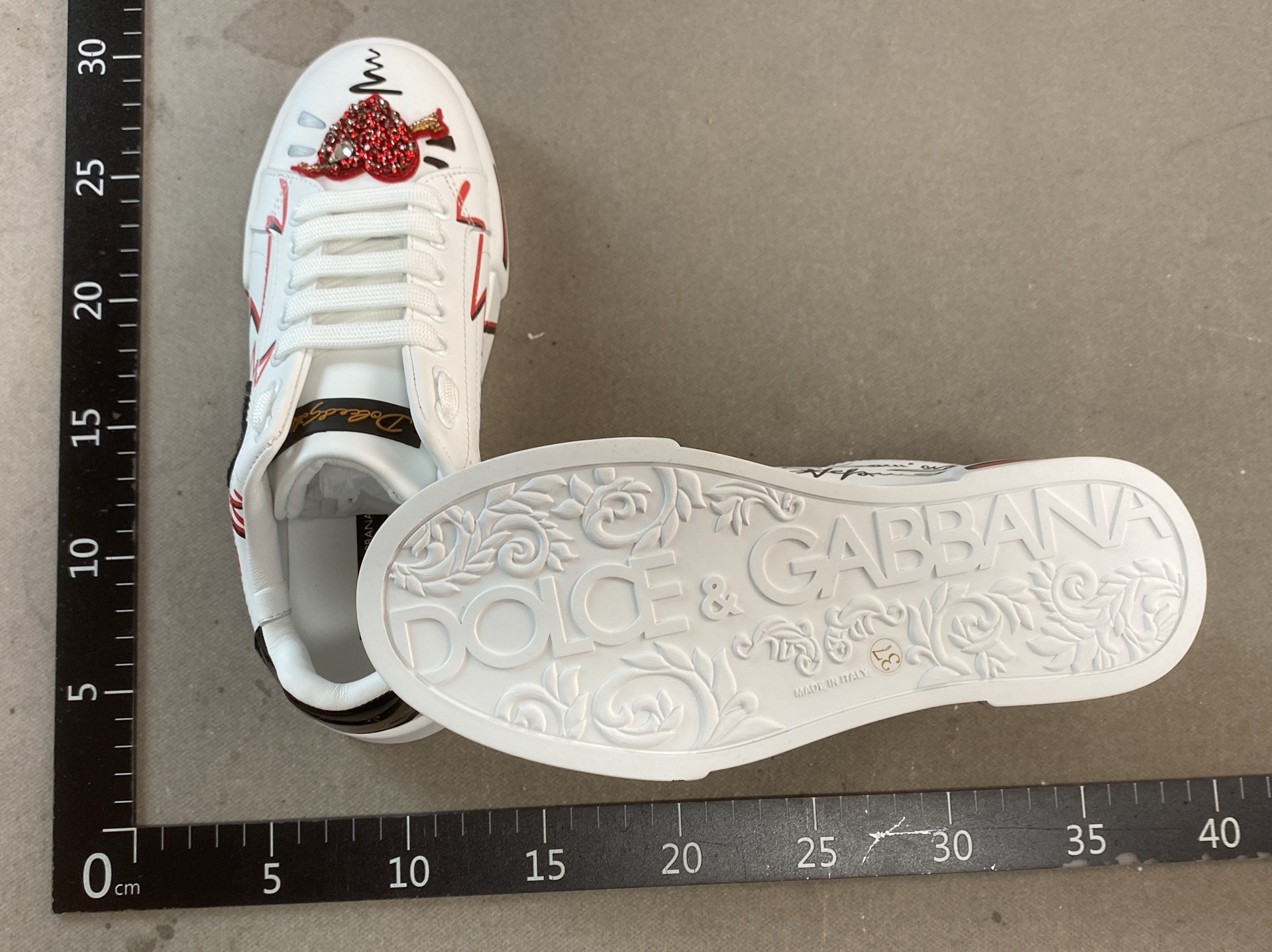 European style white sneakers, 2024 new season, breathable and stylish all-season sneakers, lightweight and versatile casual shoes for couples 4