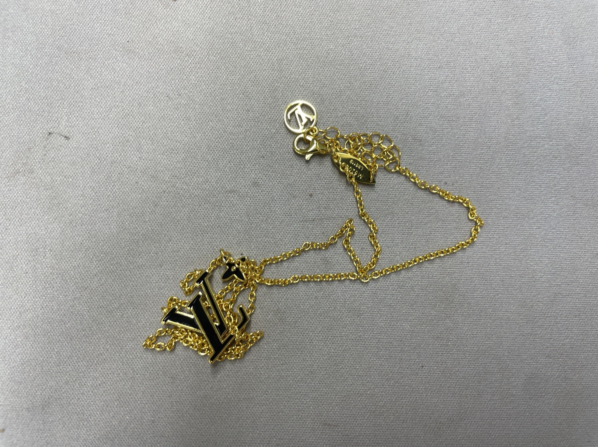 Donkey new arrival high version flower enamel letter v necklace suitfashioneasiest for matchins clavicle chain manufacturer batch 2