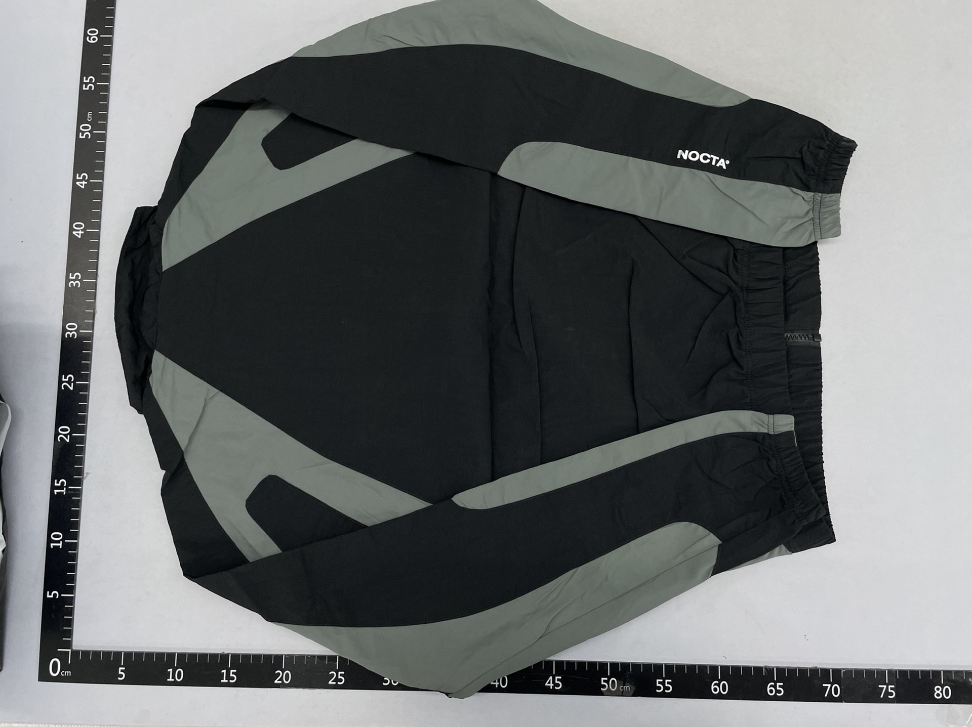 Brand new, authentic noc collaboration hooded windbreaker jacket for men. features a contrasting color block design, stand-up collar, and is suitable as a unisex couple’s jacket. made with cotton 3