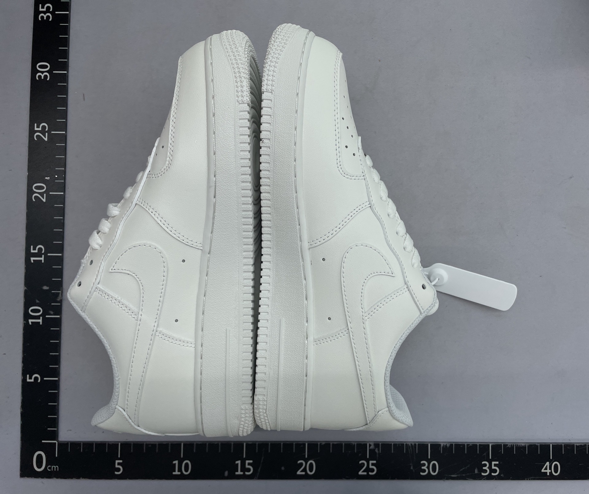 All-white, full-grain leather, classic low-top casual sneakers 4