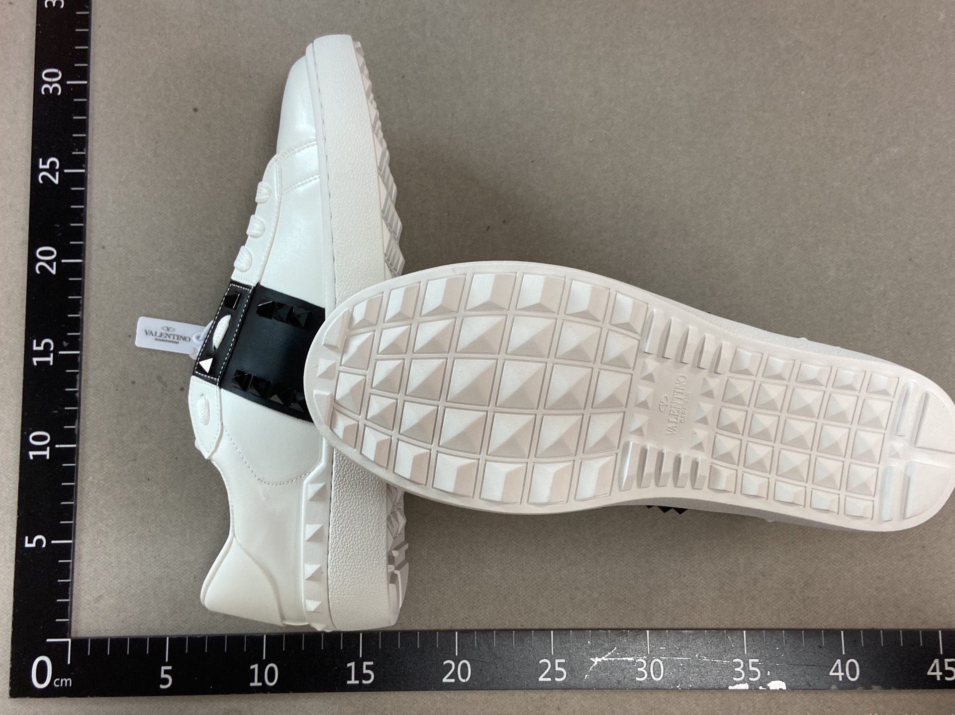 V-brand rivet detail white sneakers – 2026 spring new arrival – fashionable classic round toe lace-up couple’s casual athletic shoes 4