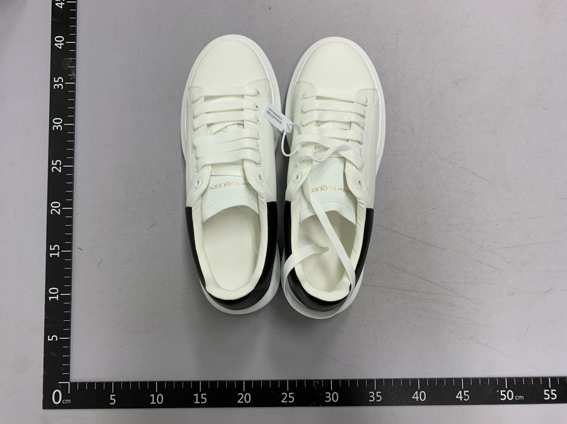 High-end mcqueen genuine leather white sneakers with hidden wedge platform, thick sole, unisex, sporty, fashionable, versatile, skate shoes, casual shoes 5