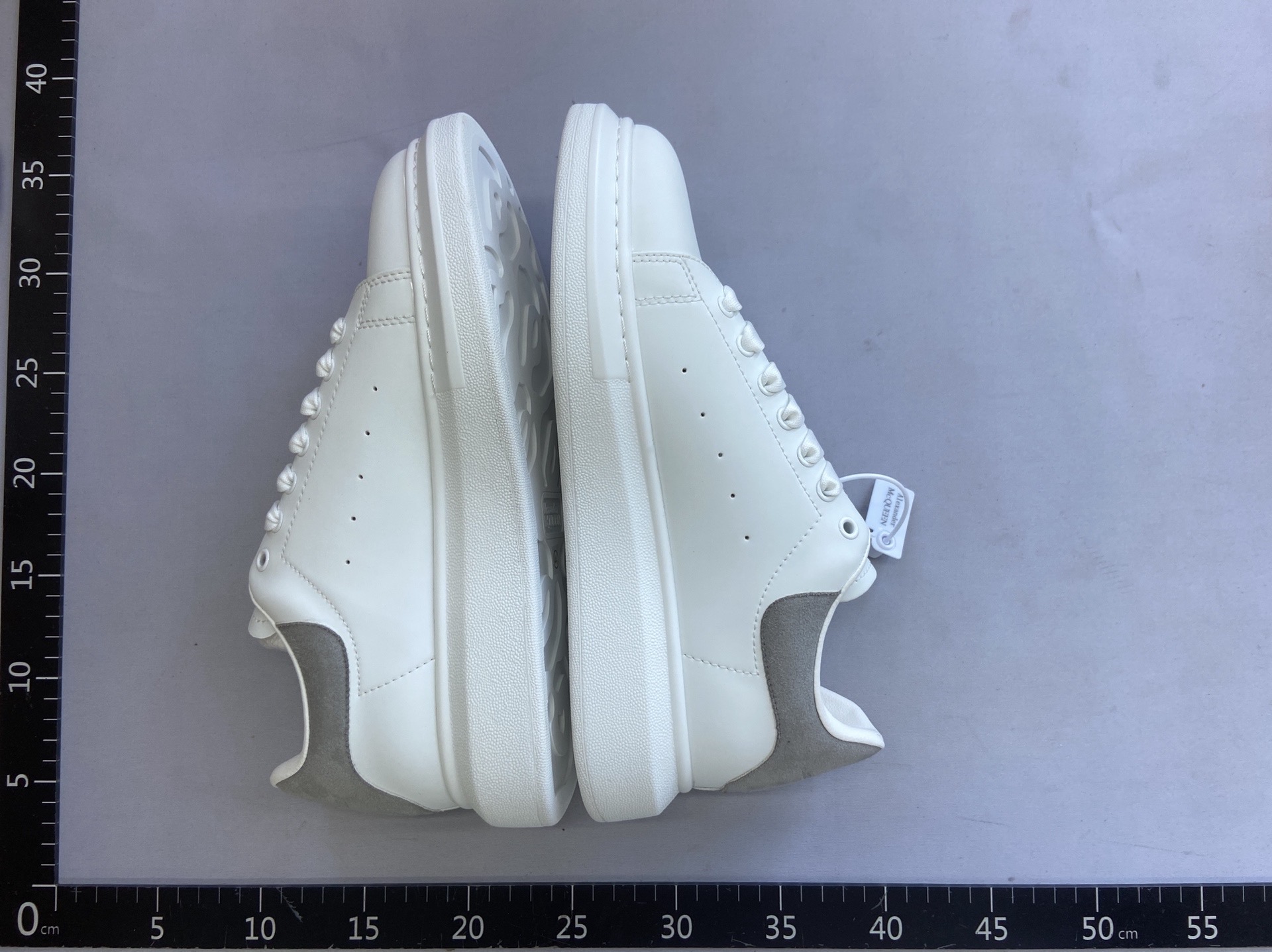 Factory first-hand guangdong goods alexander mcqueen white gray tail, original box and original label, complete accessories, inner test using goatskin material, latex insole, easiest for match height-increasing white shoes, alexander mcqueen oversized wide thick sole casual gray tail low ankle fashion sneakers 4