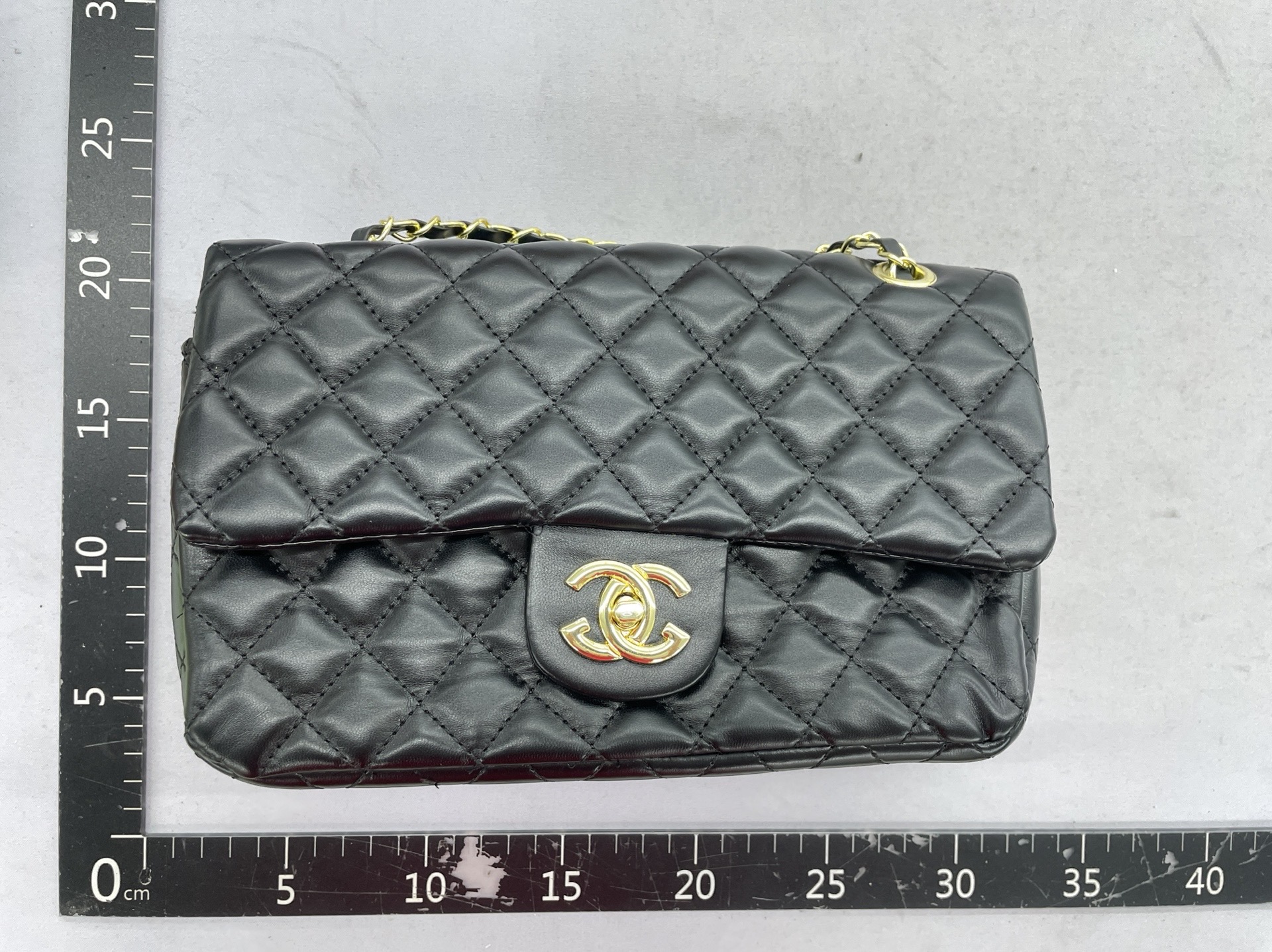 Zw-1’s unique design highlights stylish and makes your bag the focus of fashion. 4