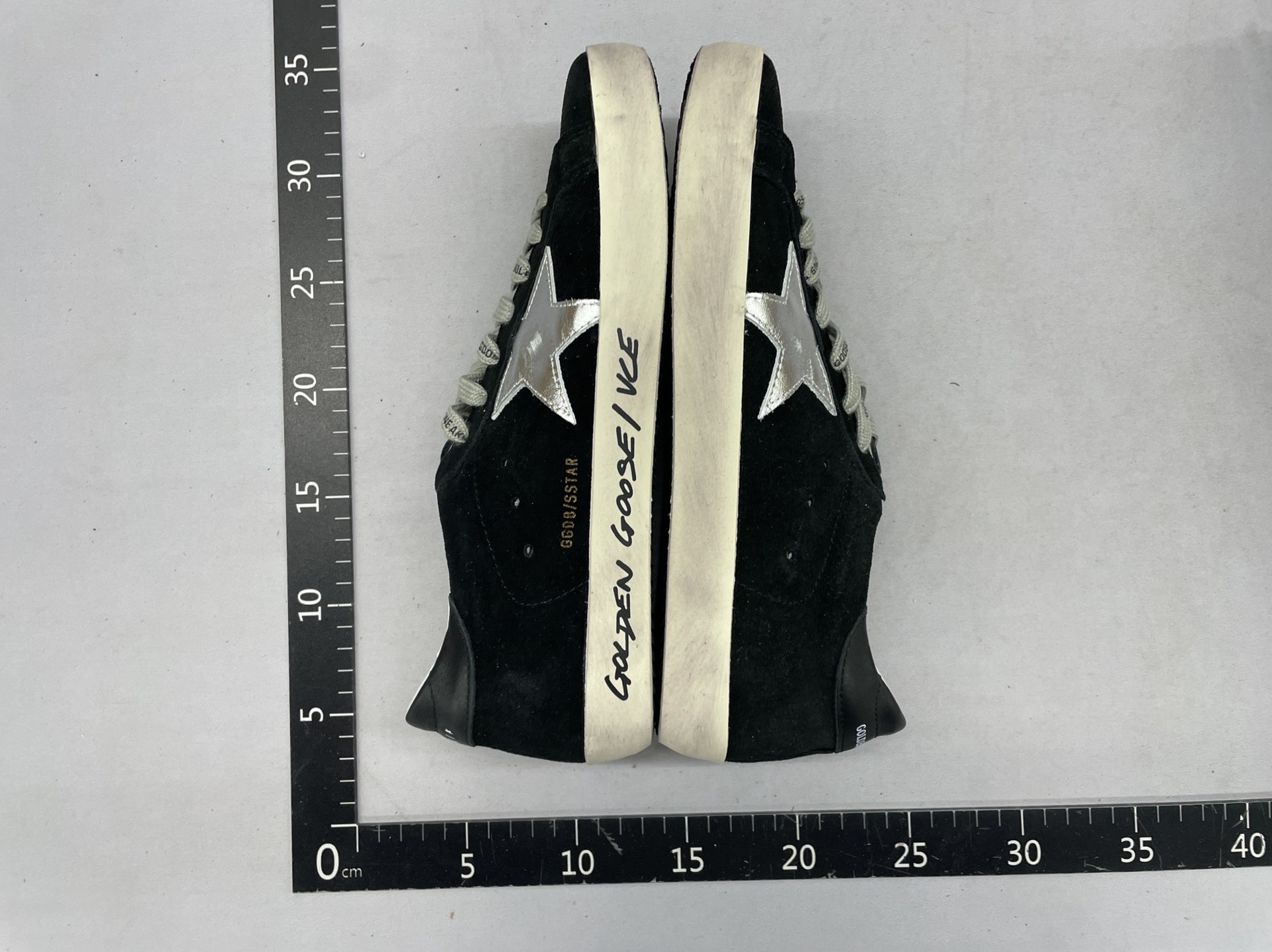 Classic and versatile korean gg style distressed star sneakers for women and men. these low-top sneakers feature a hidden wedge for added height and a trendy, slightly dirty, cowhide leather finish. perfect as everyday white sneakers 4