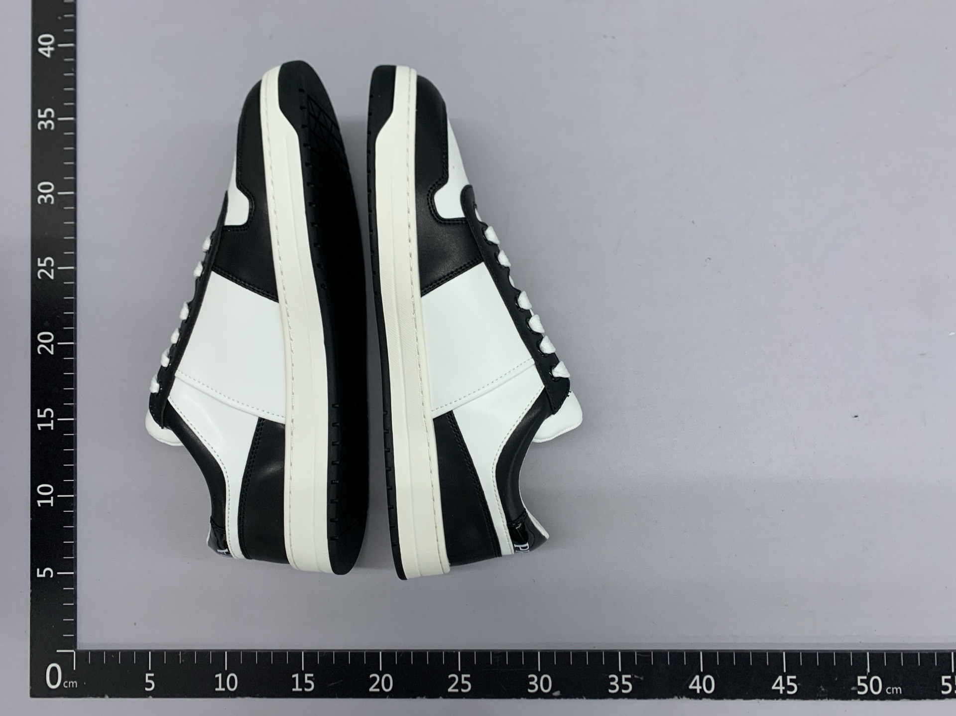 European station 2025 premium color-blocked men’s shoes: fashionable casual sneakers, breathable white shoes, classic men’s footwear 4