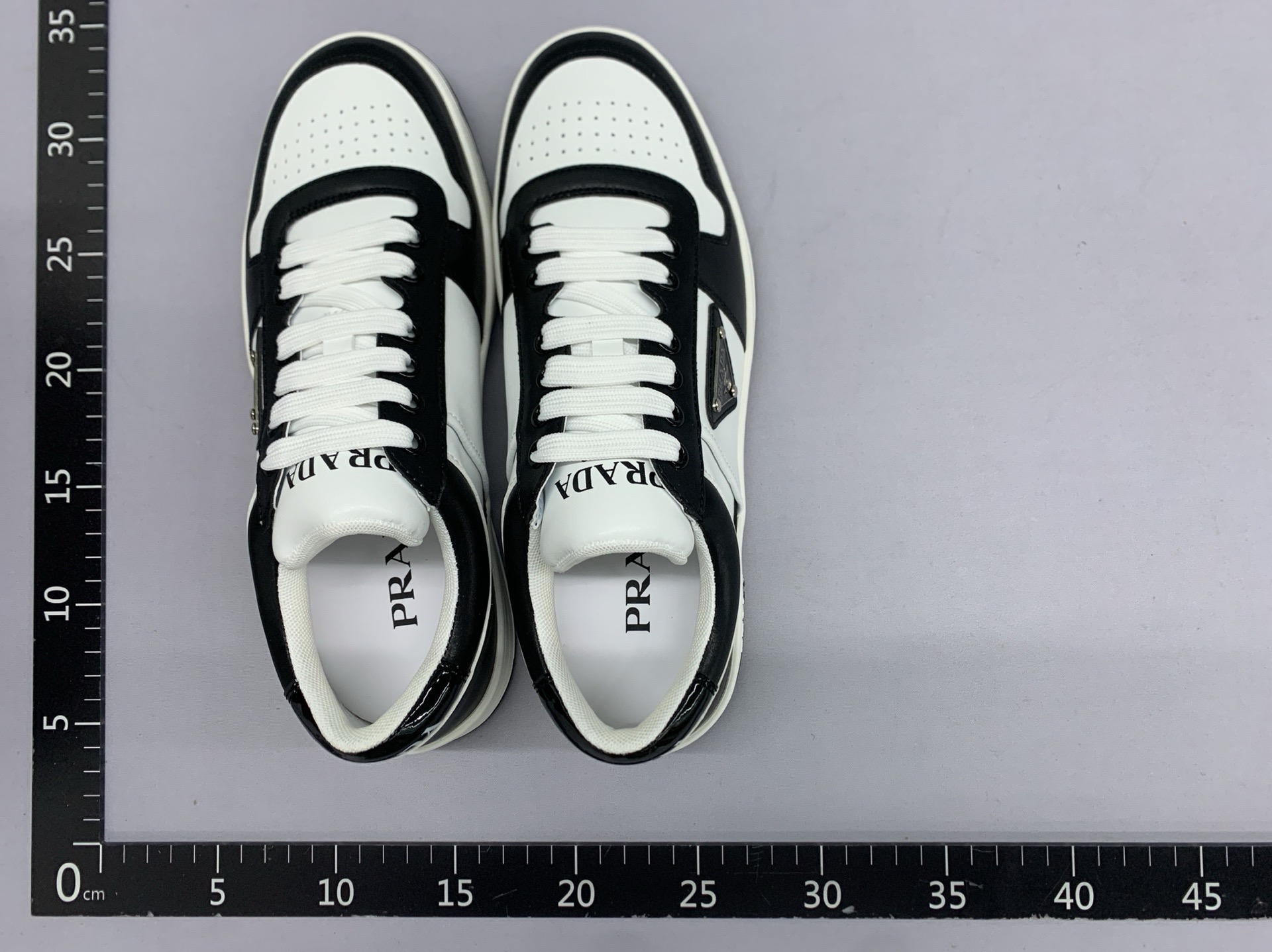 European station 2025 premium color-blocked men’s shoes: fashionable casual sneakers, breathable white shoes, classic men’s footwear 3