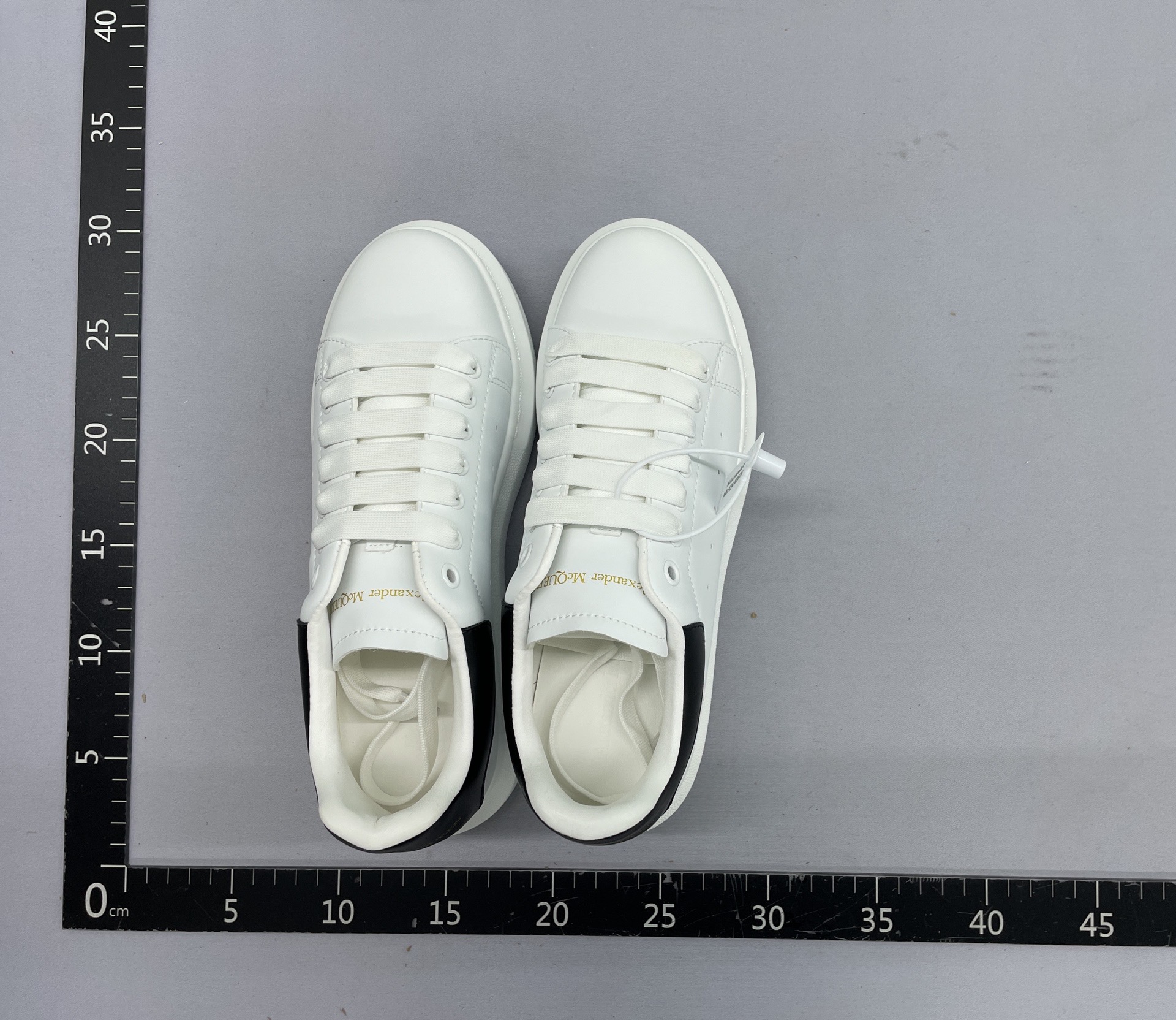 Classic and versatile white sneakers for men and women. couple’s style. made in italy (15% off) (nk) 3