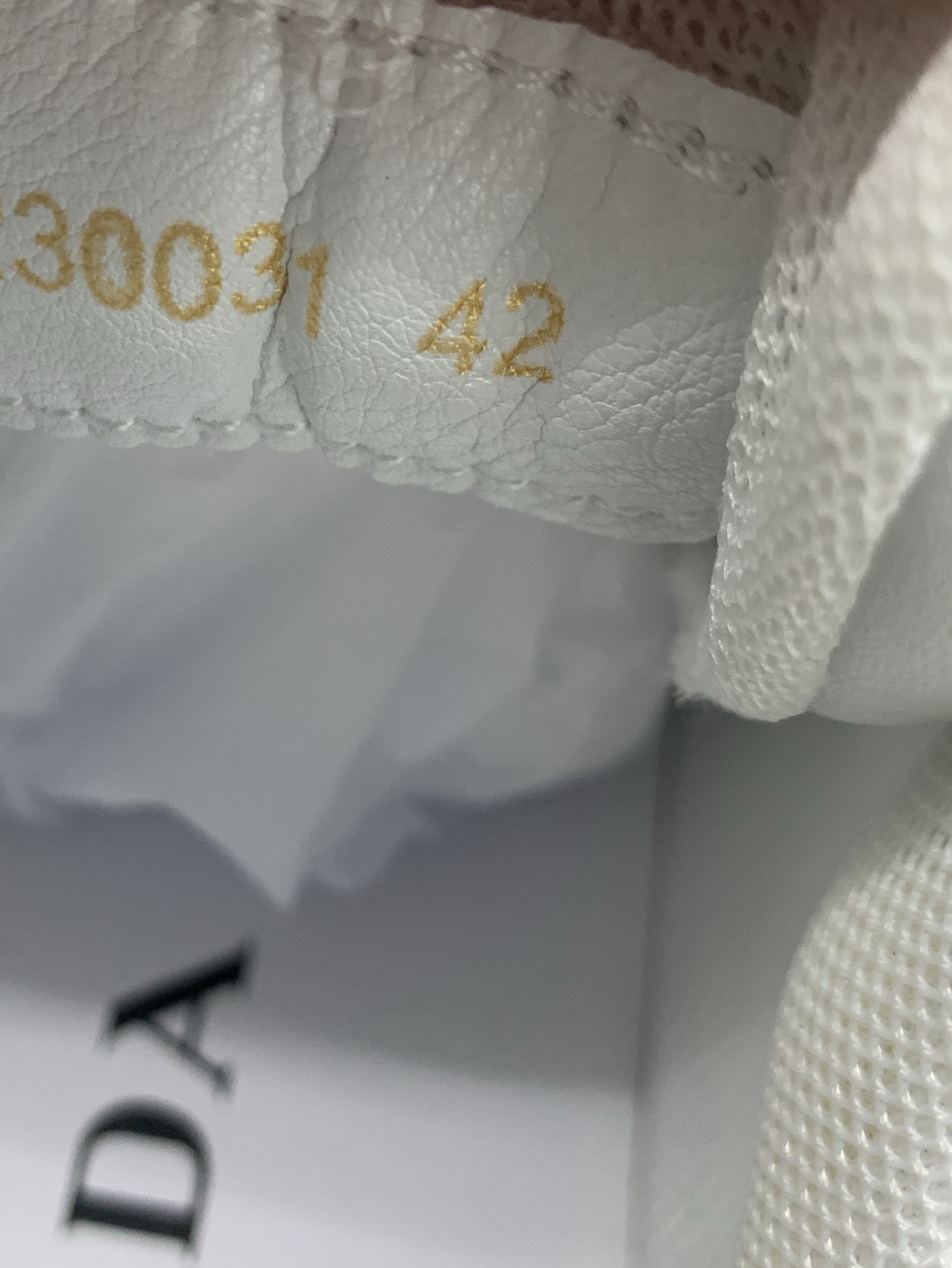 European station 2025 premium color-blocked men’s shoes: fashionable casual sneakers, breathable white shoes, classic men’s footwear 7
