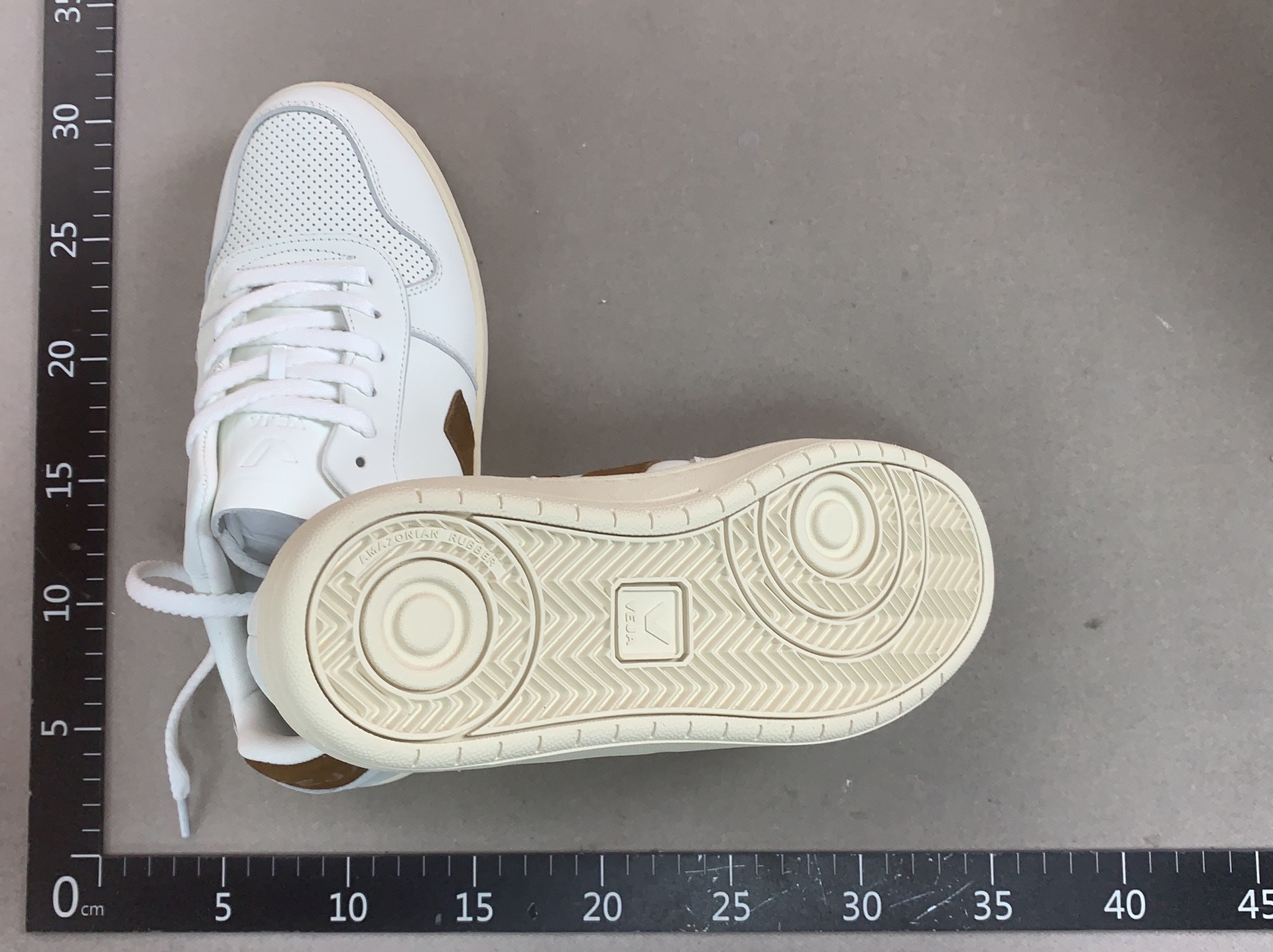 New v10 white sneakers, low-top skate shoes, unisex, versatile casual shoes, couple’s style, german army trainers, athletic shoes 4