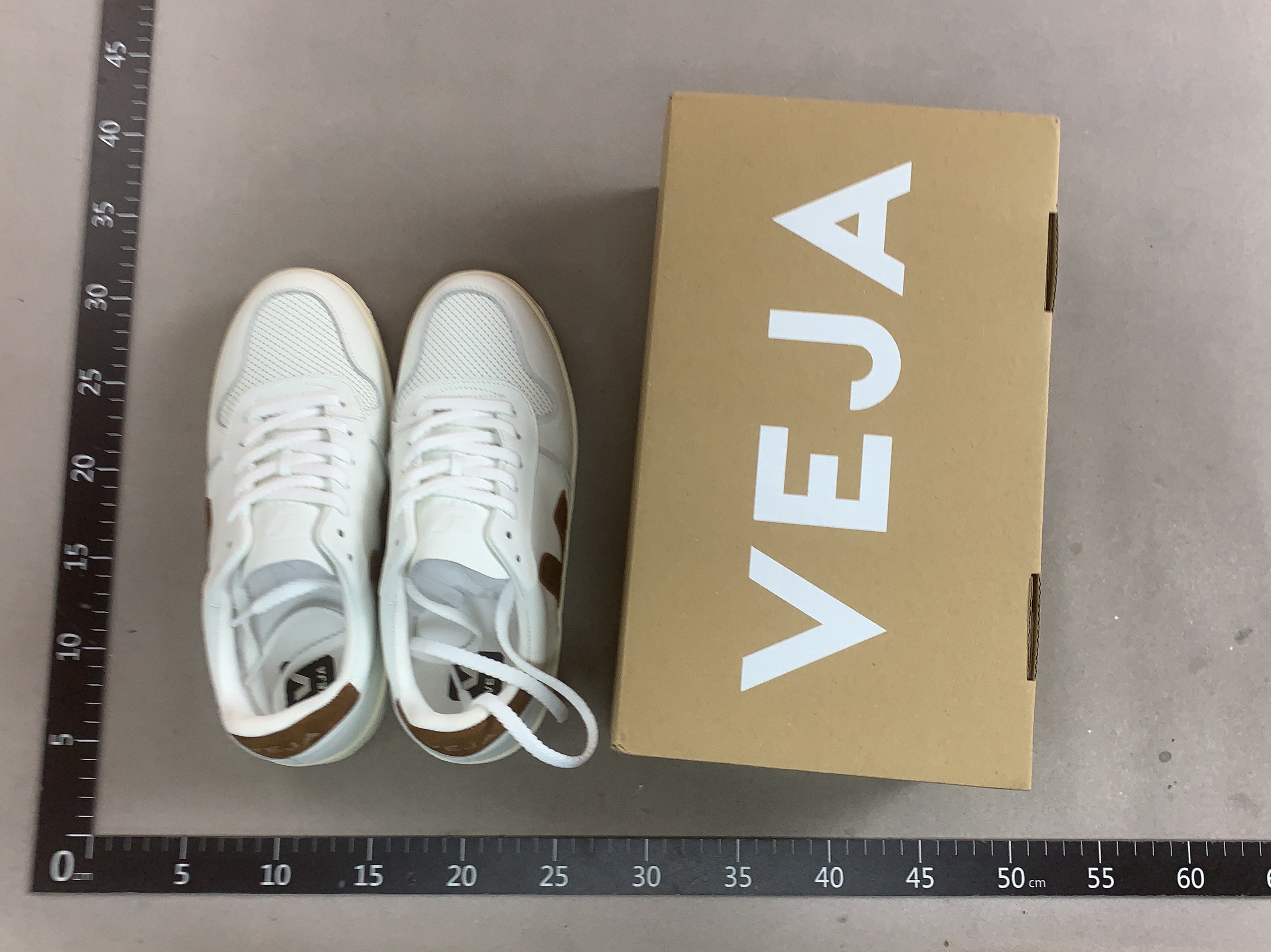 New v10 white sneakers, low-top skate shoes, unisex, versatile casual shoes, couple’s style, german army trainers, athletic shoes 2