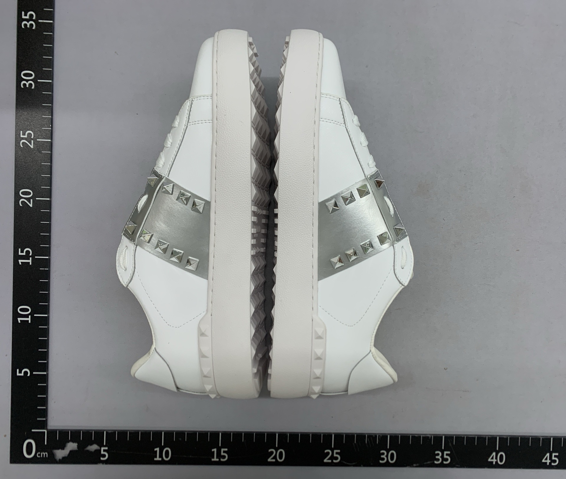 24 new four-season wear men’s and women’s couple rivet white shoescasual sports accessible luxury color matching sneakers de xun heightening plaid 4