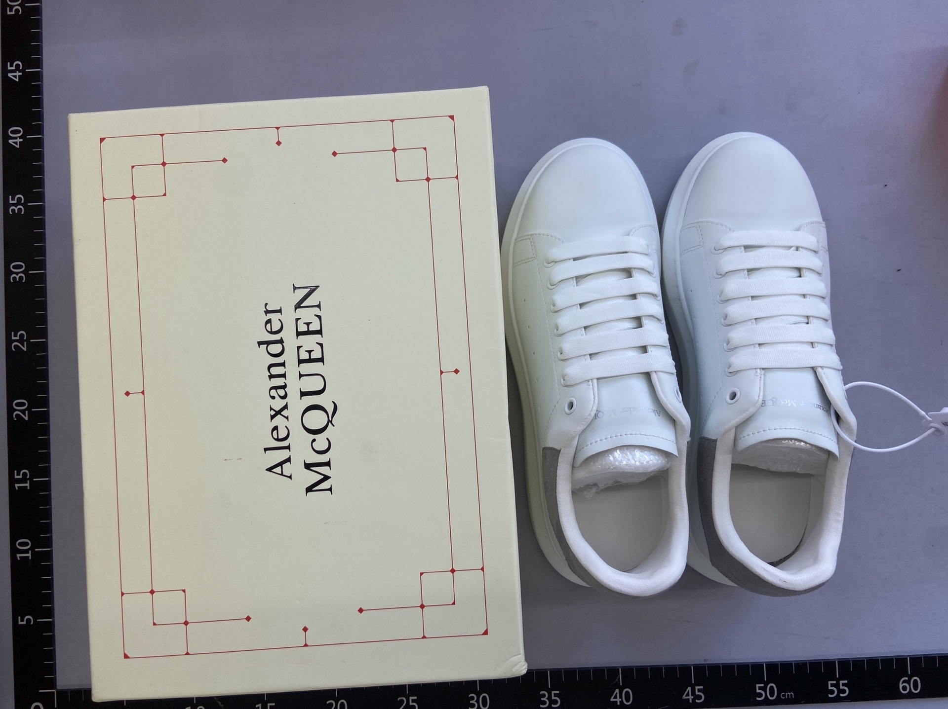 Factory first-hand guangdong goods alexander mcqueen white gray tail, original box and original label, complete accessories, inner test using goatskin material, latex insole, easiest for match height-increasing white shoes, alexander mcqueen oversized wide thick sole casual gray tail low ankle fashion sneakers 2