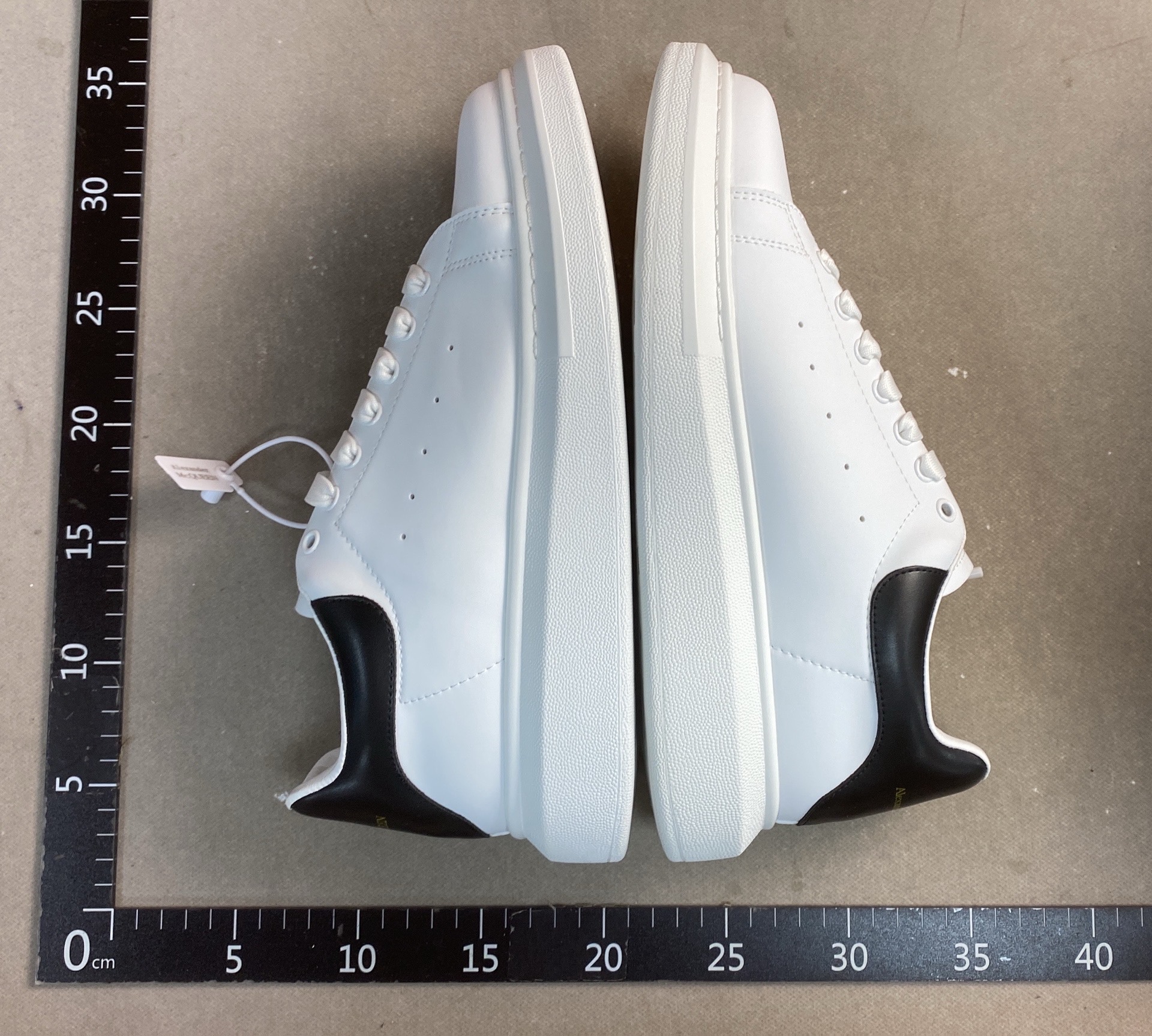 High-end mcqueen white sneakers, 2026 autumn new collection, casual versatile athletic shoes for men, thick-soled height increasing shoes for women 3