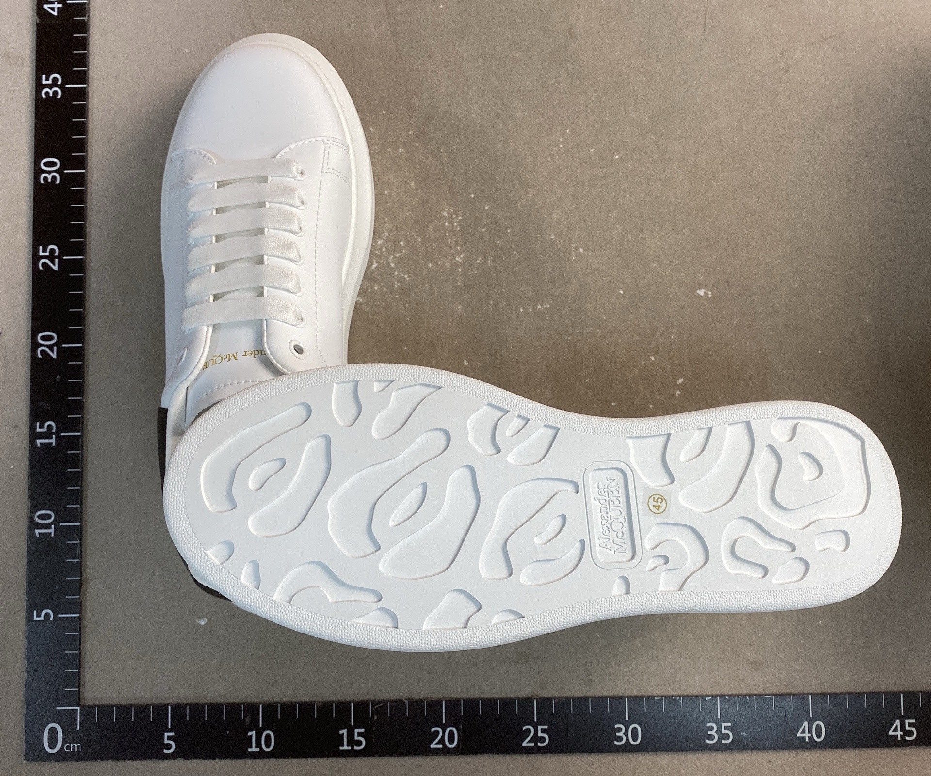 High-end mcqueen white sneakers, 2026 autumn new collection, casual versatile athletic shoes for men, thick-soled height increasing shoes for women 4
