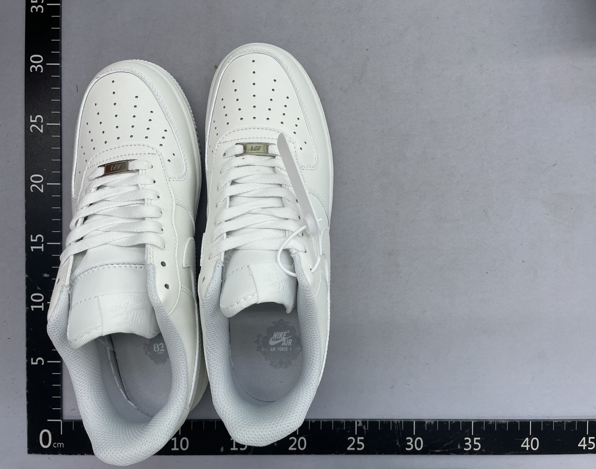 All-white, full-grain leather, classic low-top casual sneakers 5
