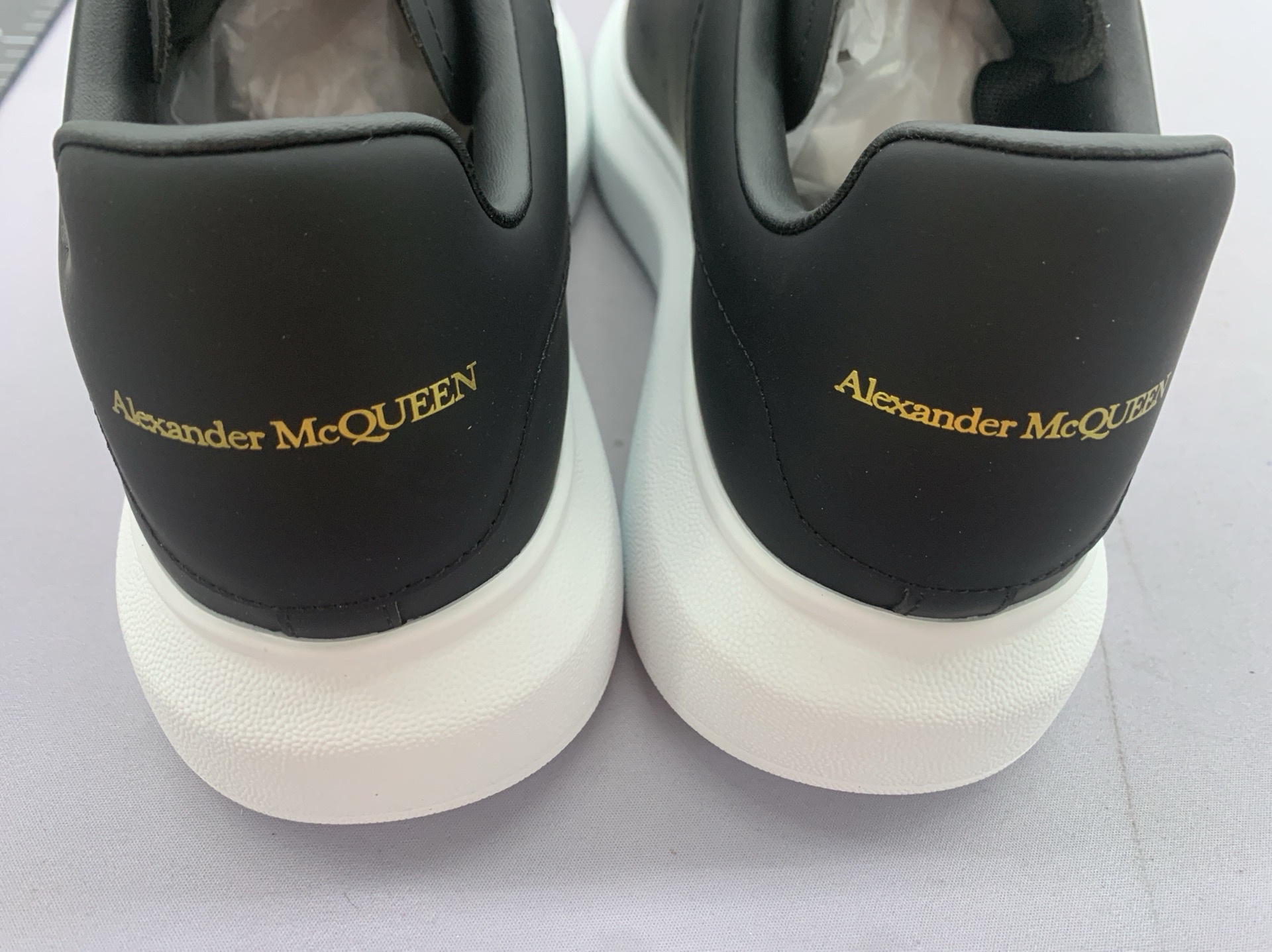 High-top mcqueen sneakers, unisex casual style, genuine leather, white sneakers, breathable, height-increasing, chunky sole, direct from the factory 3
