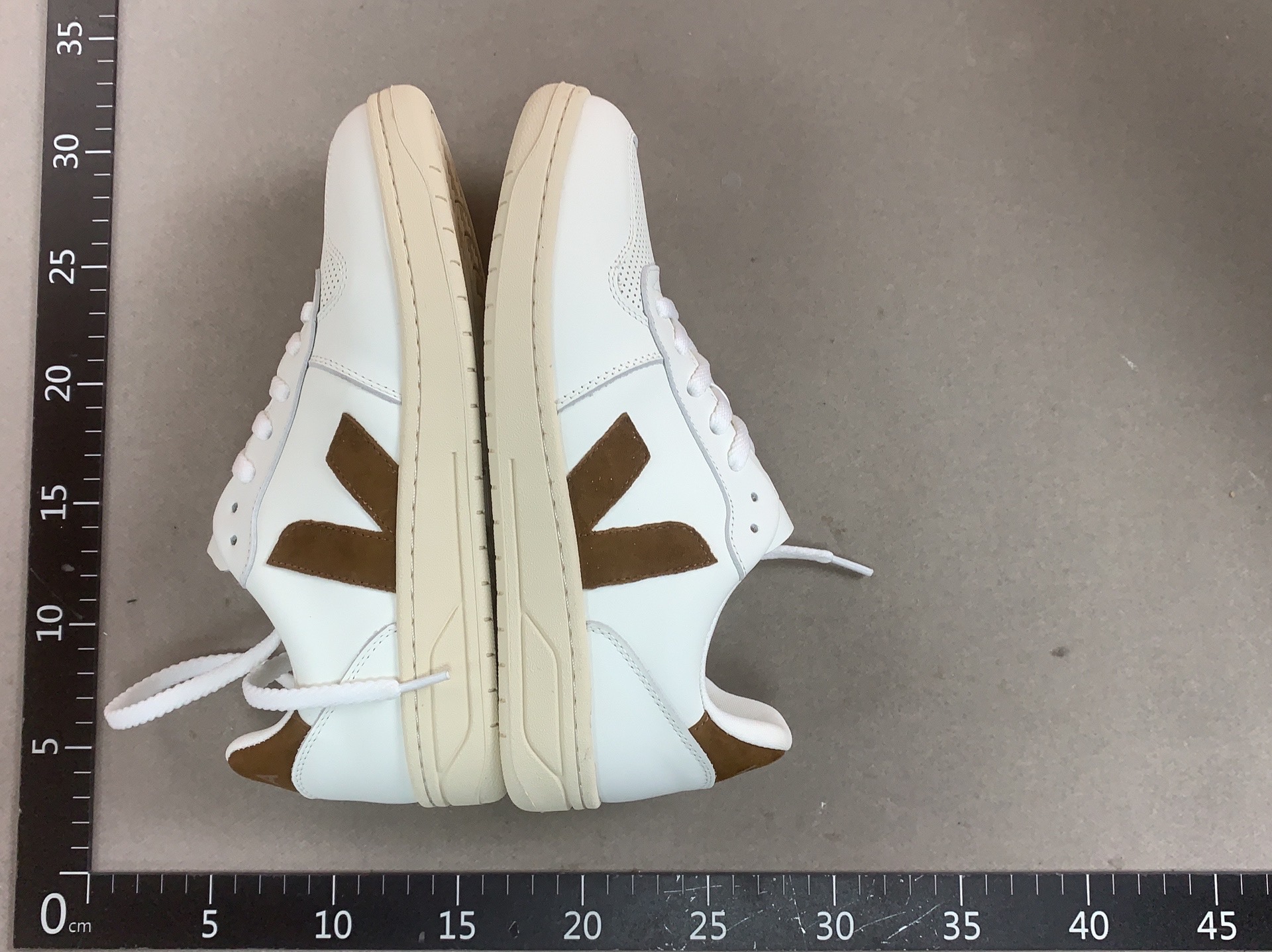 New v10 white sneakers, low-top skate shoes, unisex, versatile casual shoes, couple’s style, german army trainers, athletic shoes 3