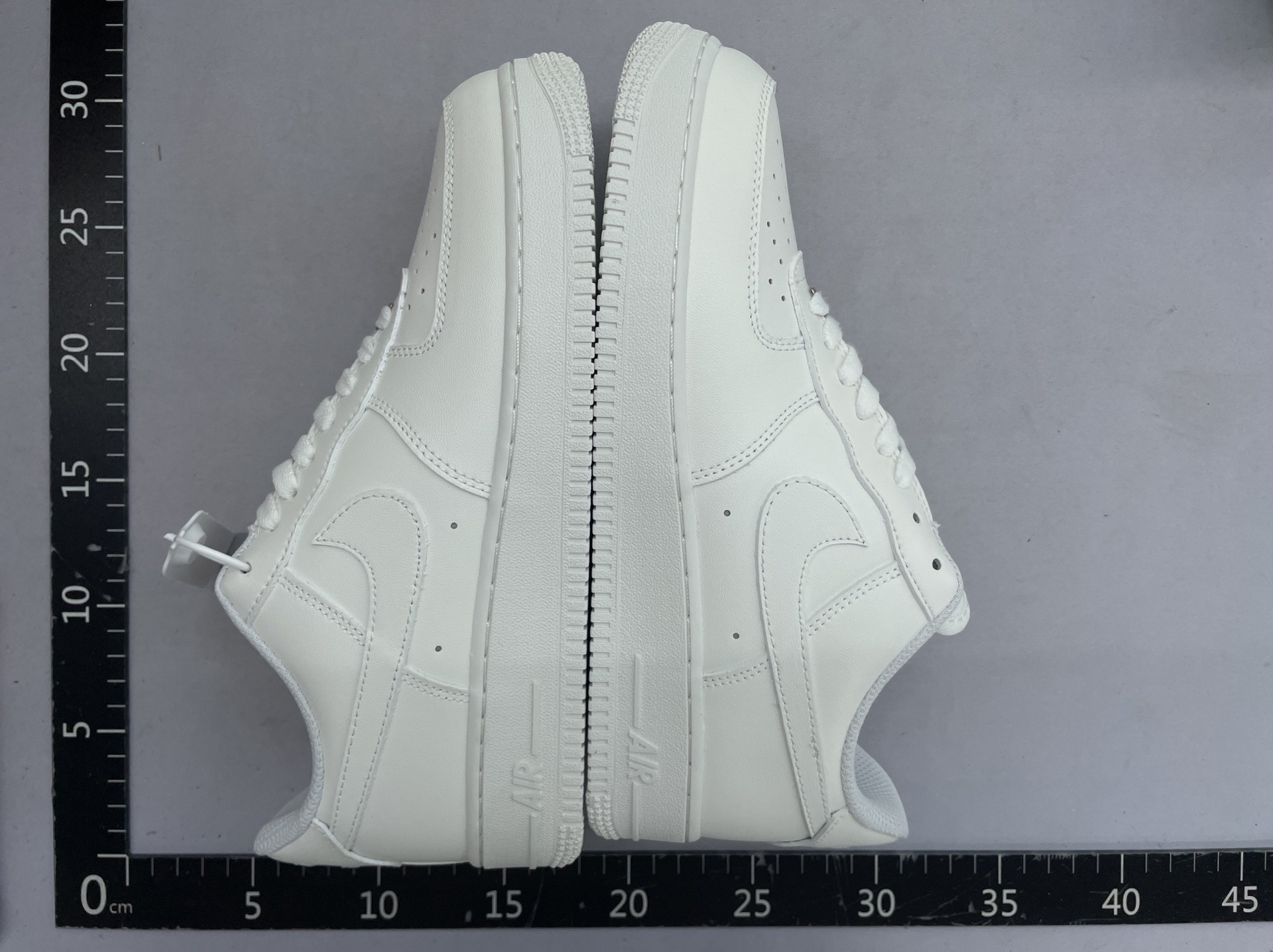 All-white, full-grain leather, classic low-top casual sneakers 3