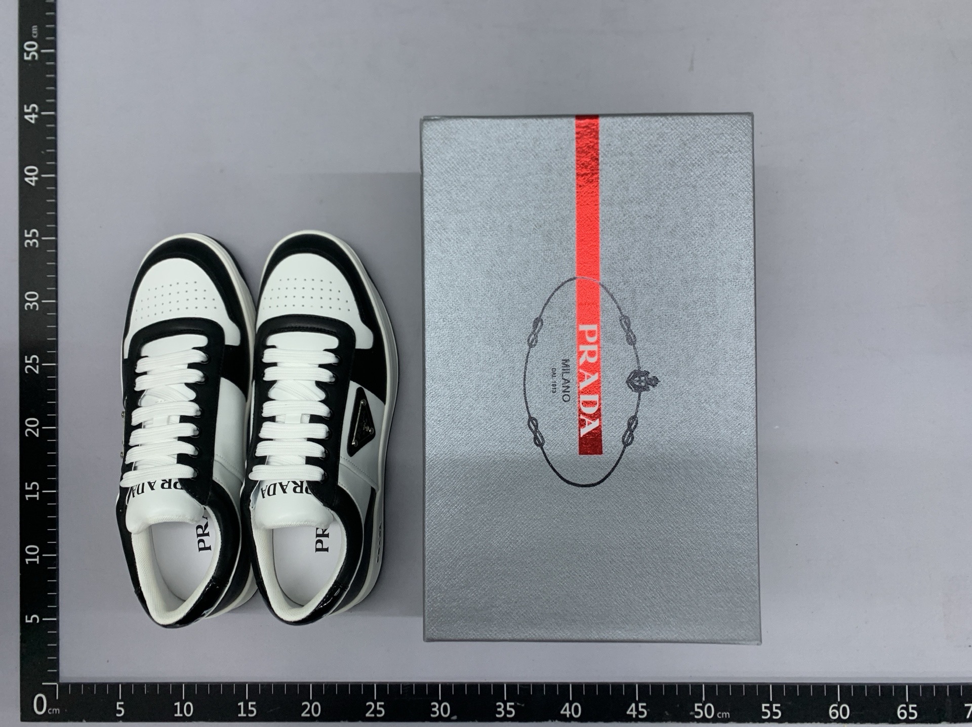 European station 2025 premium color-blocked men’s shoes: fashionable casual sneakers, breathable white shoes, classic men’s footwear 2