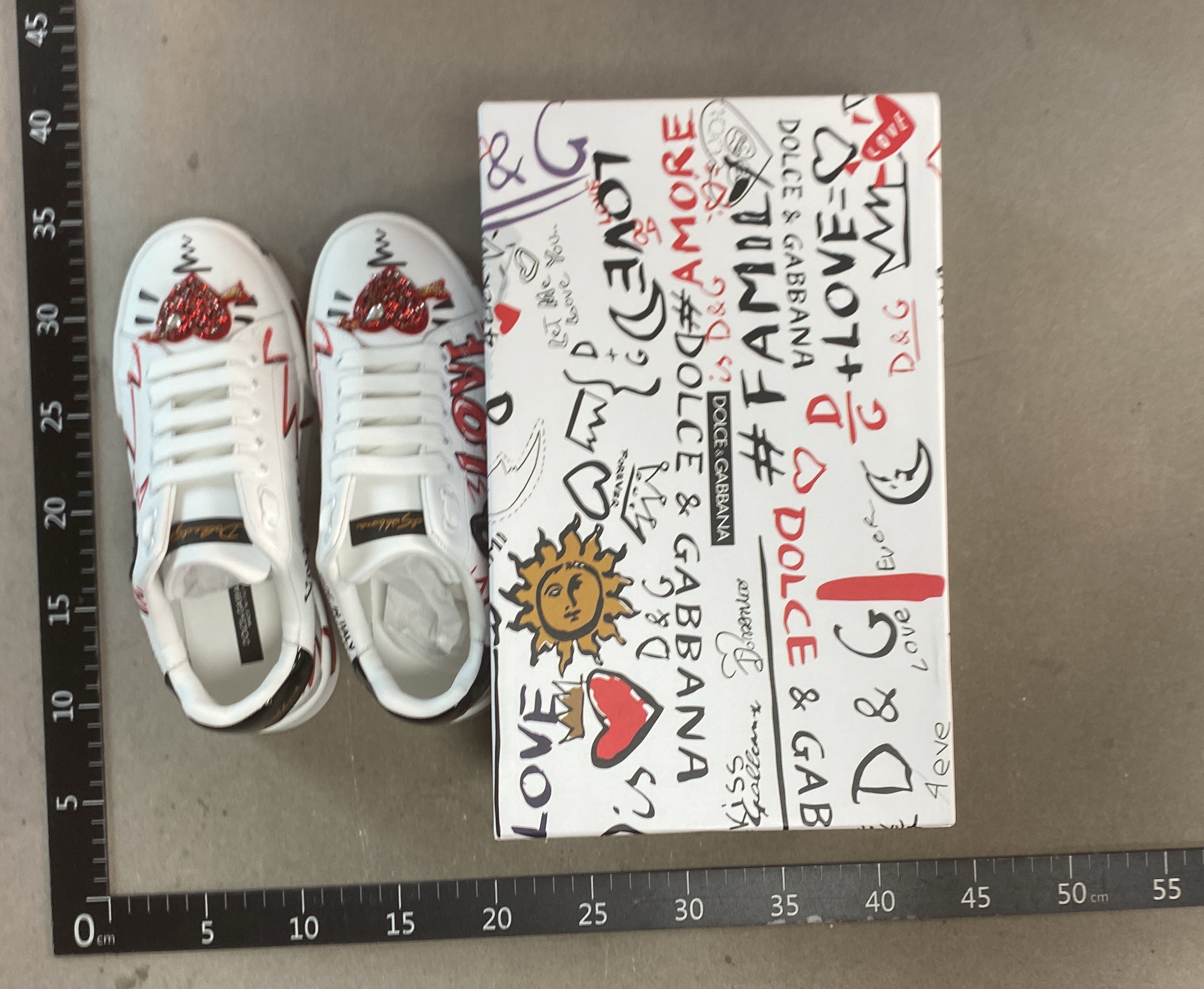 European style white sneakers, 2024 new season, breathable and stylish all-season sneakers, lightweight and versatile casual shoes for couples 2