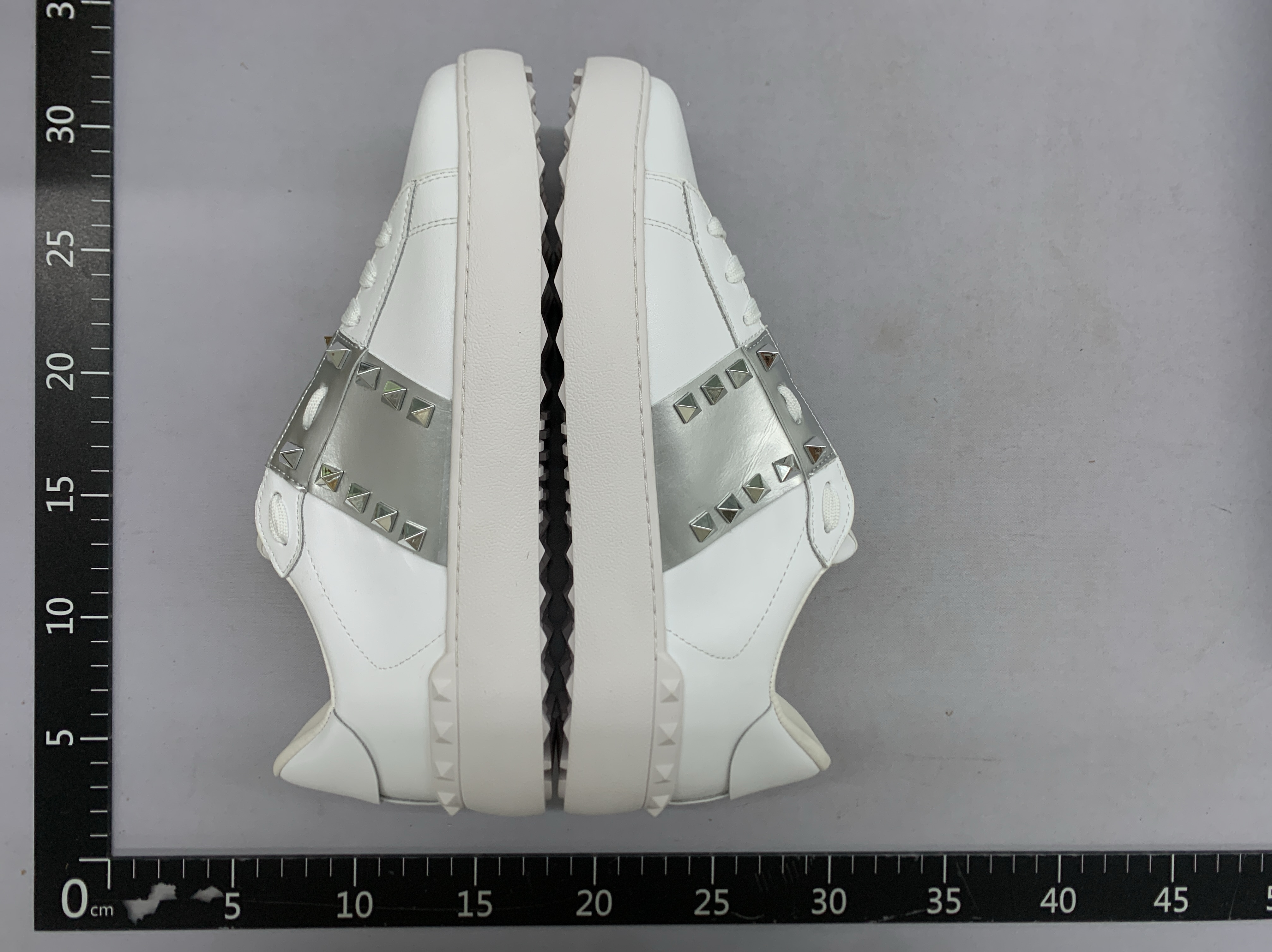 24 new four-season wear men’s and women’s couple rivet white shoescasual sports accessible luxury color matching sneakers de xun heightening plaid 3