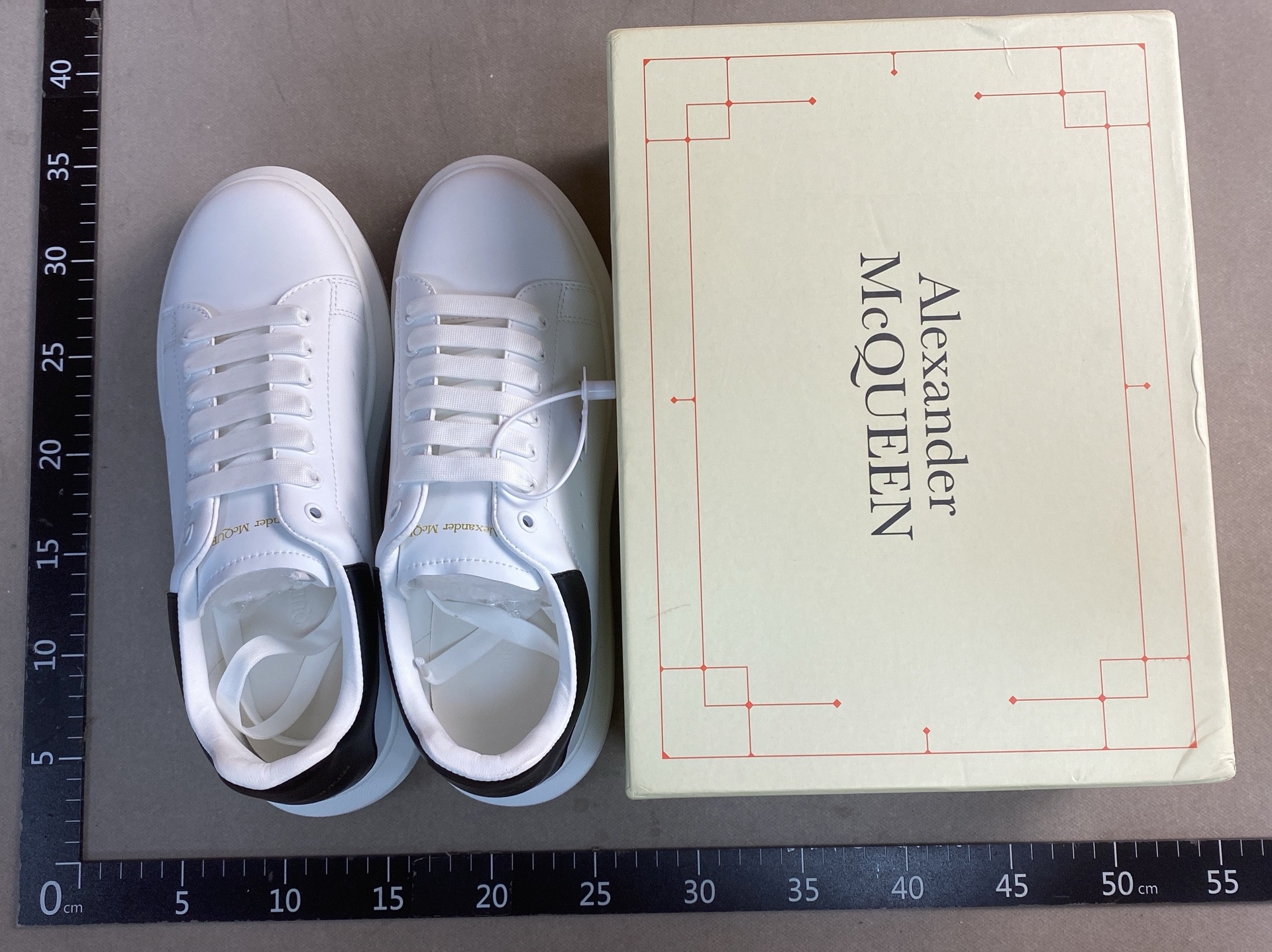 High-end mcqueen white sneakers, 2026 autumn new collection, casual versatile athletic shoes for men, thick-soled height increasing shoes for women 2
