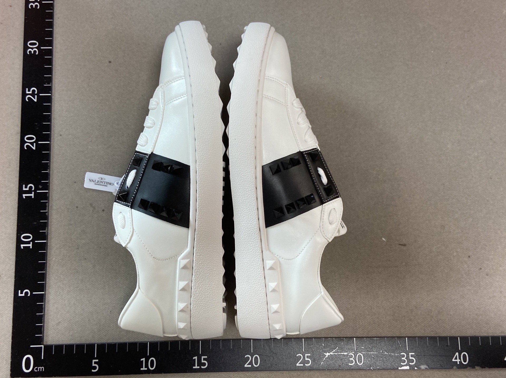V-brand rivet detail white sneakers – 2026 spring new arrival – fashionable classic round toe lace-up couple’s casual athletic shoes 3