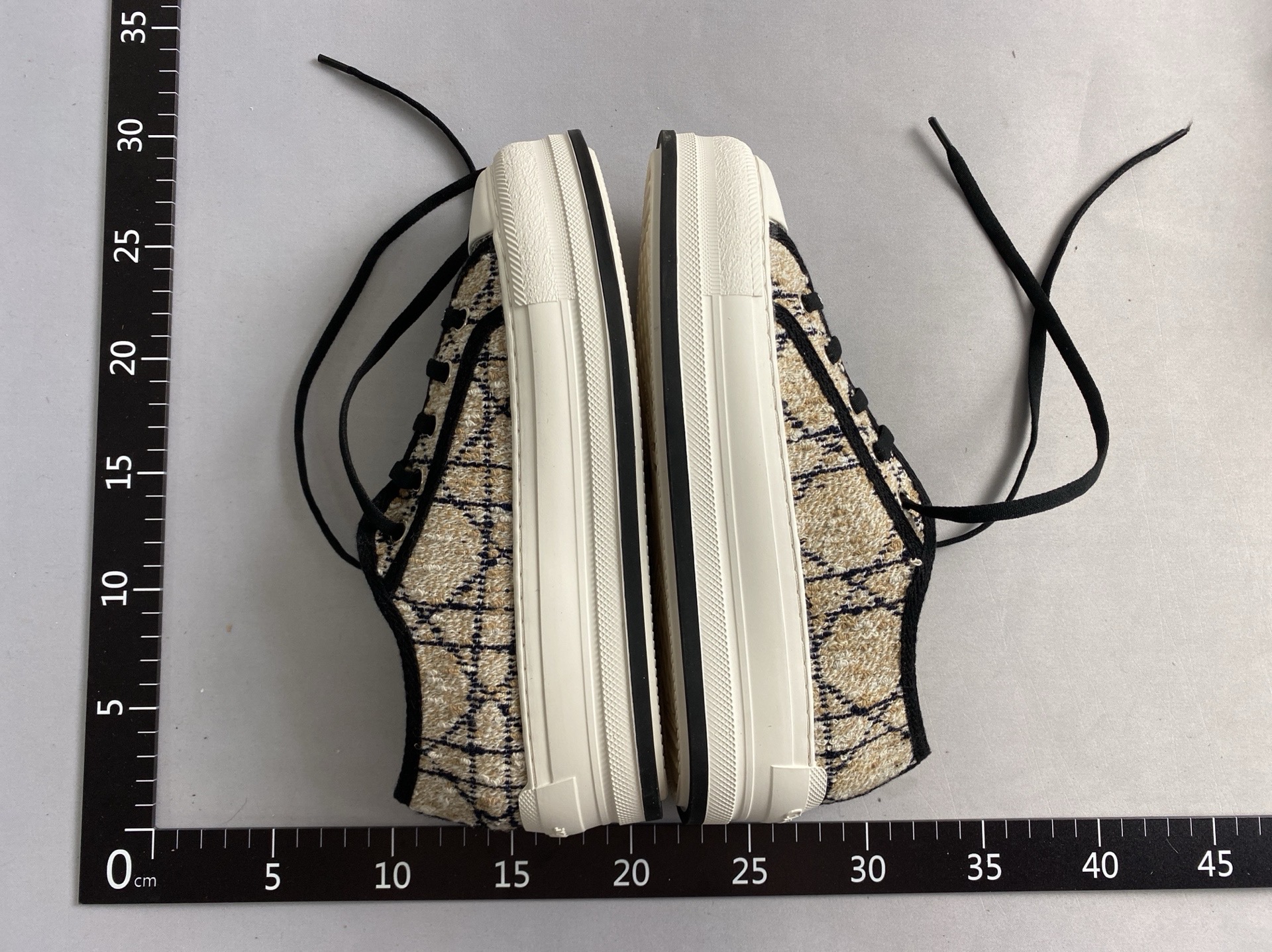 2026 new d-brand european and american monogram embroidered letter canvas sneakers, chunky sole white shoes, versatile casual skate shoes for women 4