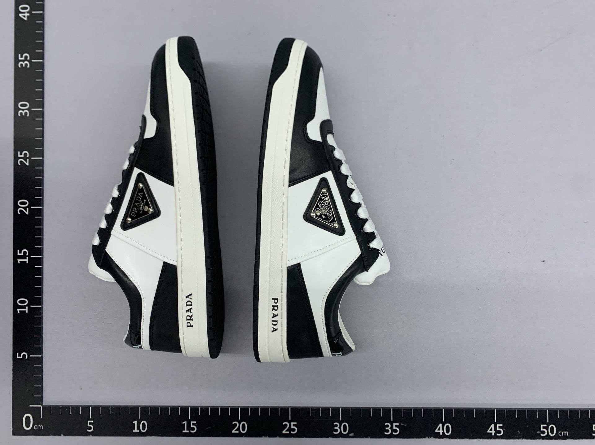 European station 2025 premium color-blocked men’s shoes: fashionable casual sneakers, breathable white shoes, classic men’s footwear 5