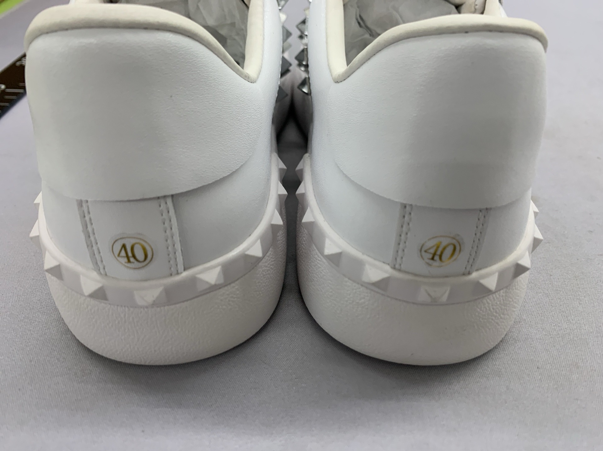 24 new four-season wear men’s and women’s couple rivet white shoescasual sports accessible luxury color matching sneakers de xun heightening plaid 5