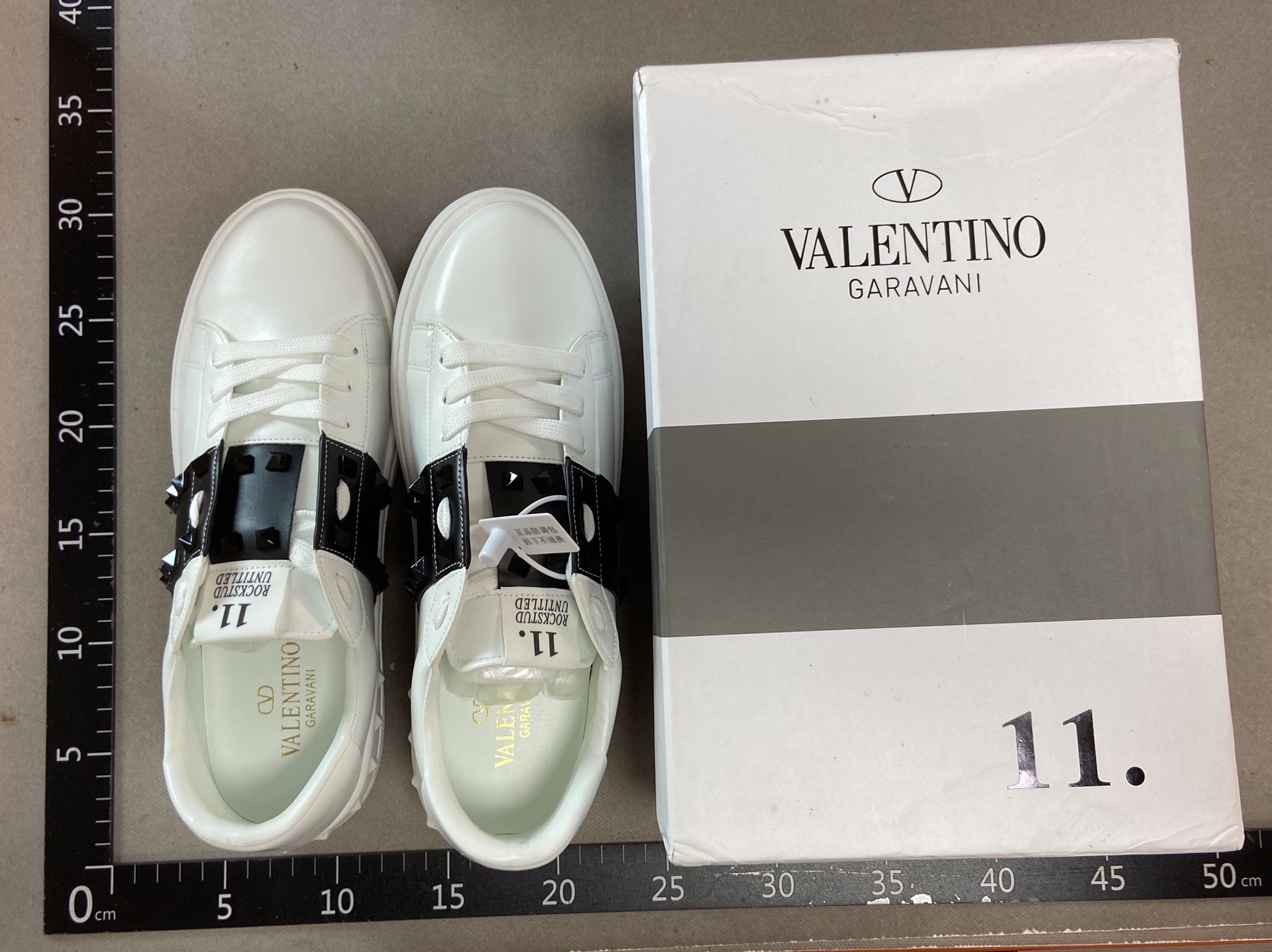 V-brand rivet detail white sneakers – 2026 spring new arrival – fashionable classic round toe lace-up couple’s casual athletic shoes 2