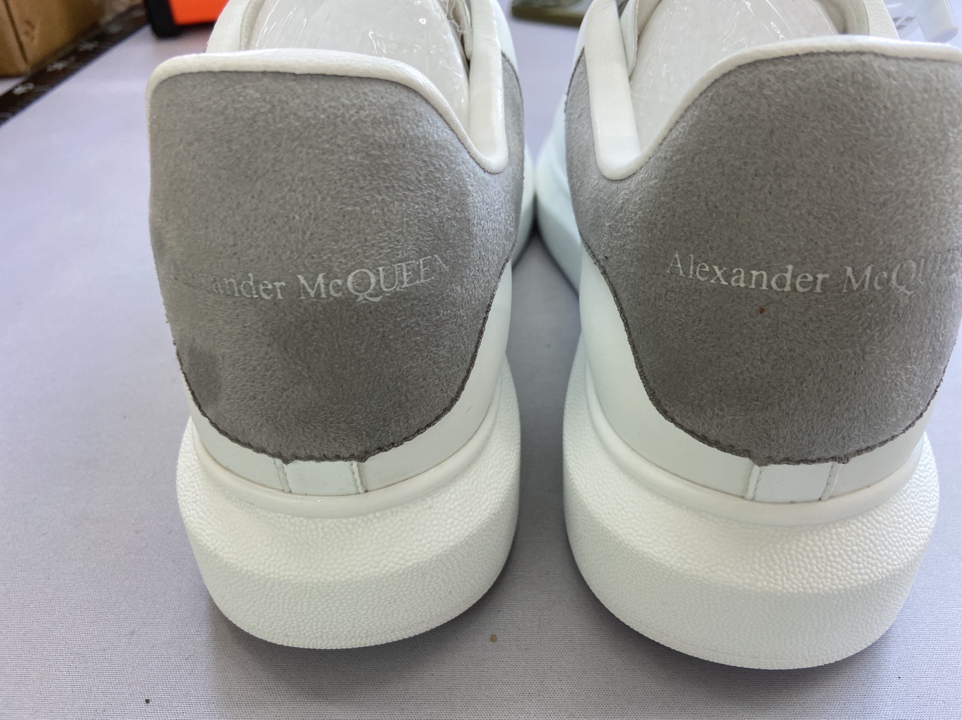 Factory first-hand guangdong goods alexander mcqueen white gray tail, original box and original label, complete accessories, inner test using goatskin material, latex insole, easiest for match height-increasing white shoes, alexander mcqueen oversized wide thick sole casual gray tail low ankle fashion sneakers 6
