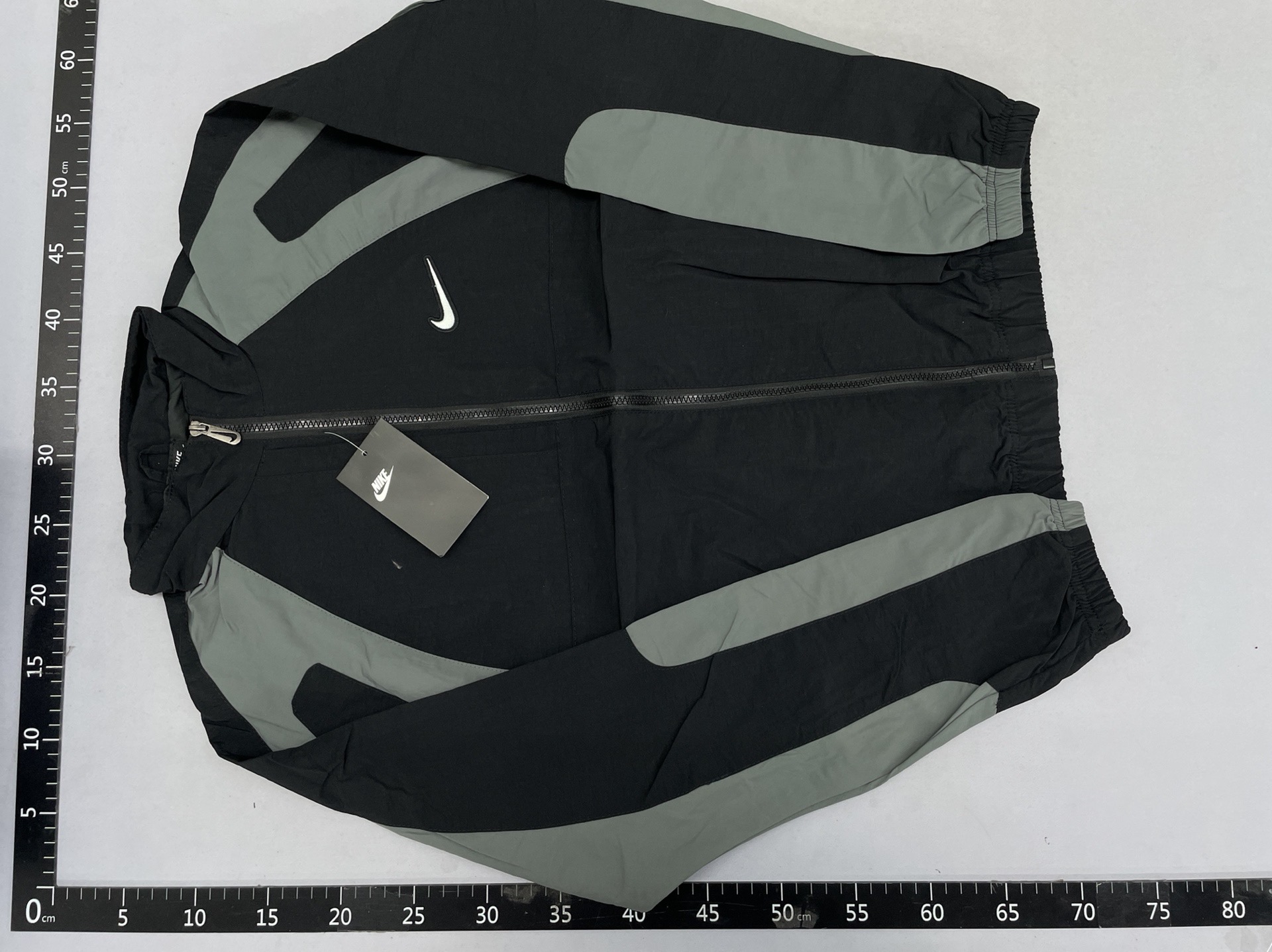 Brand new, authentic noc collaboration hooded windbreaker jacket for men. features a contrasting color block design, stand-up collar, and is suitable as a unisex couple’s jacket. made with cotton 4