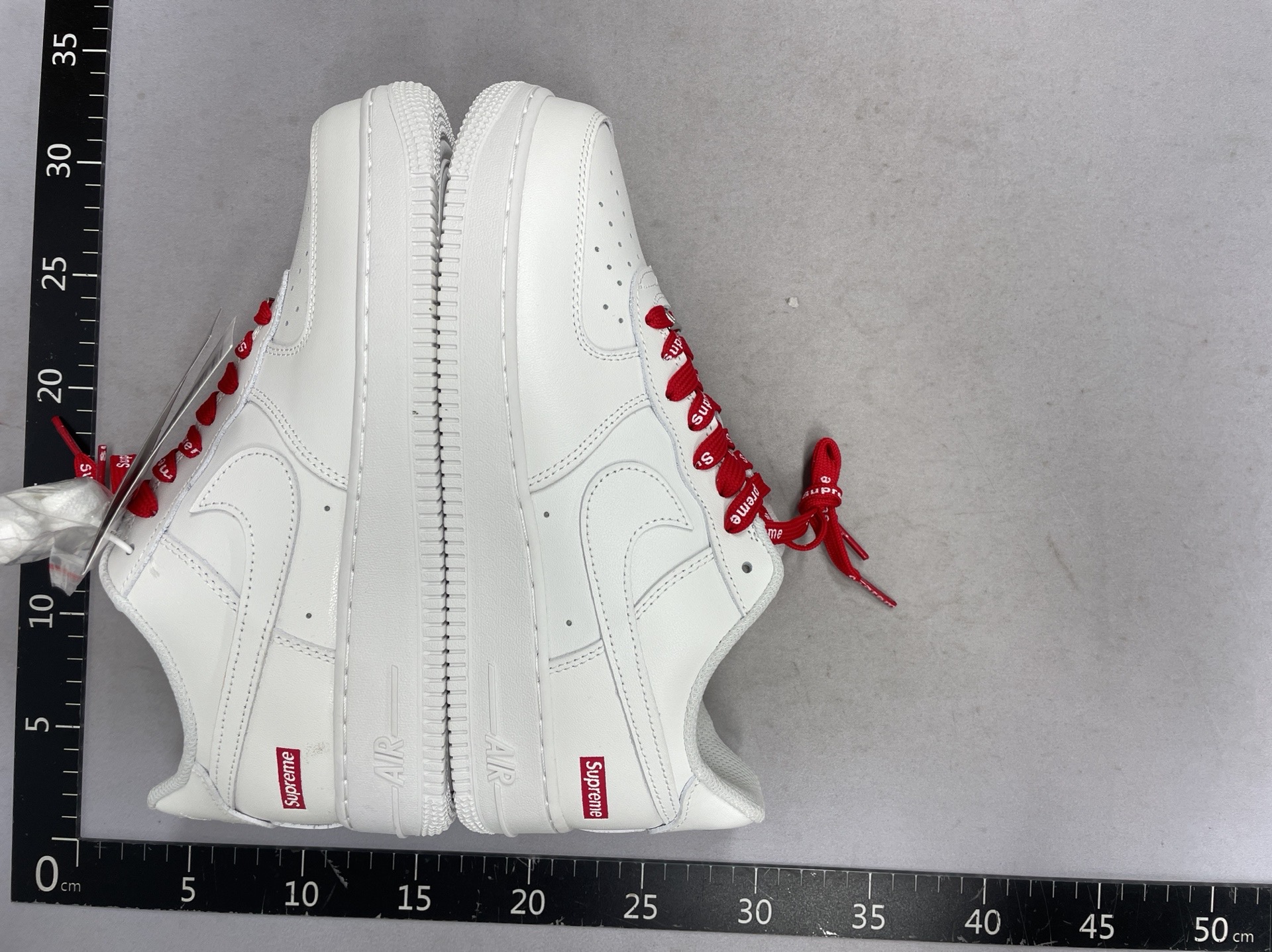 Low-top, versatile, and trendy sneakers – style a 4