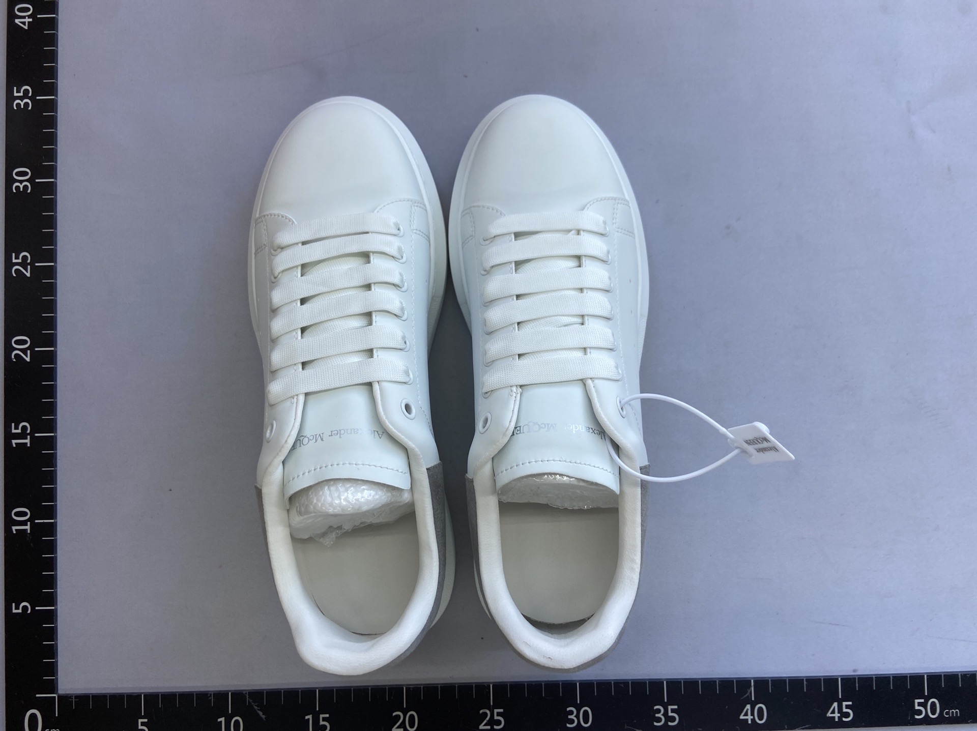 Factory first-hand guangdong goods alexander mcqueen white gray tail, original box and original label, complete accessories, inner test using goatskin material, latex insole, easiest for match height-increasing white shoes, alexander mcqueen oversized wide thick sole casual gray tail low ankle fashion sneakers 3