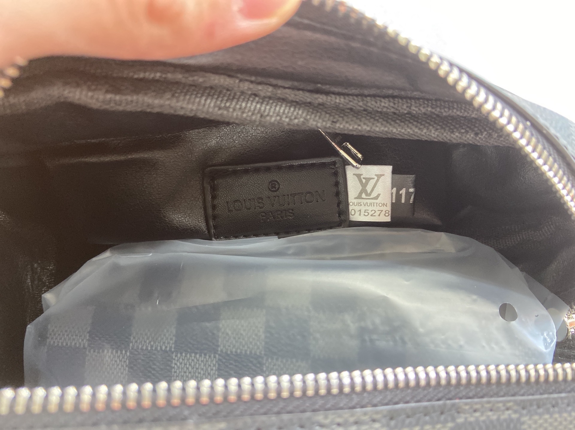 Women’s bags 2025 new collection: toiletry bags, cosmetic bags, crossbody bags, plaid leather bags, multifunctional shoulder bags, and trendy men’s crossbody bags 4