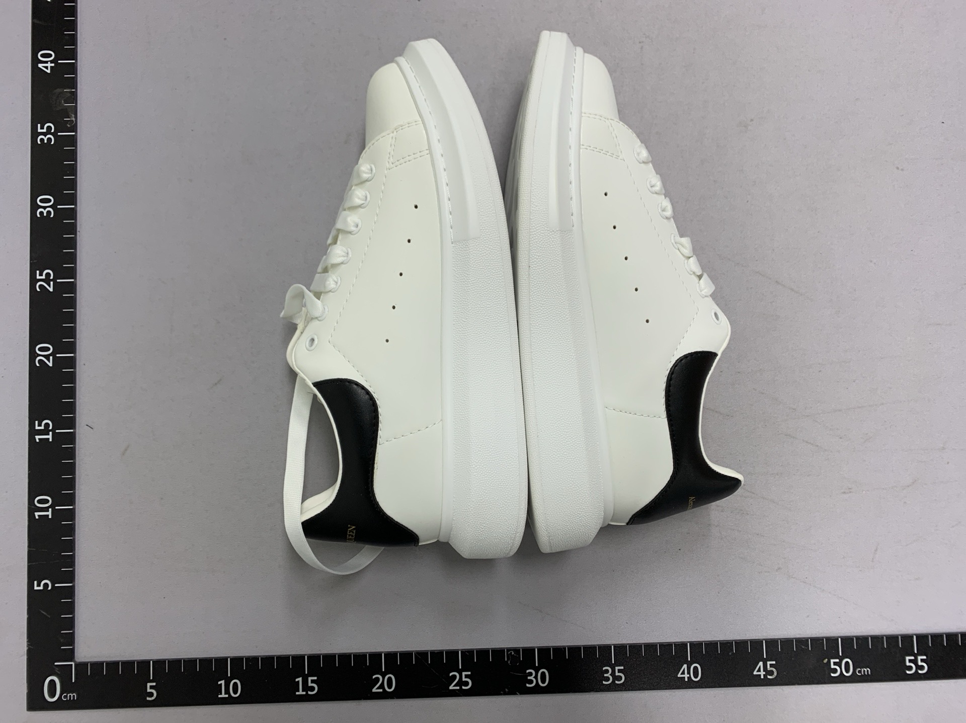 High-end mcqueen genuine leather white sneakers with hidden wedge platform, thick sole, unisex, sporty, fashionable, versatile, skate shoes, casual shoes 4